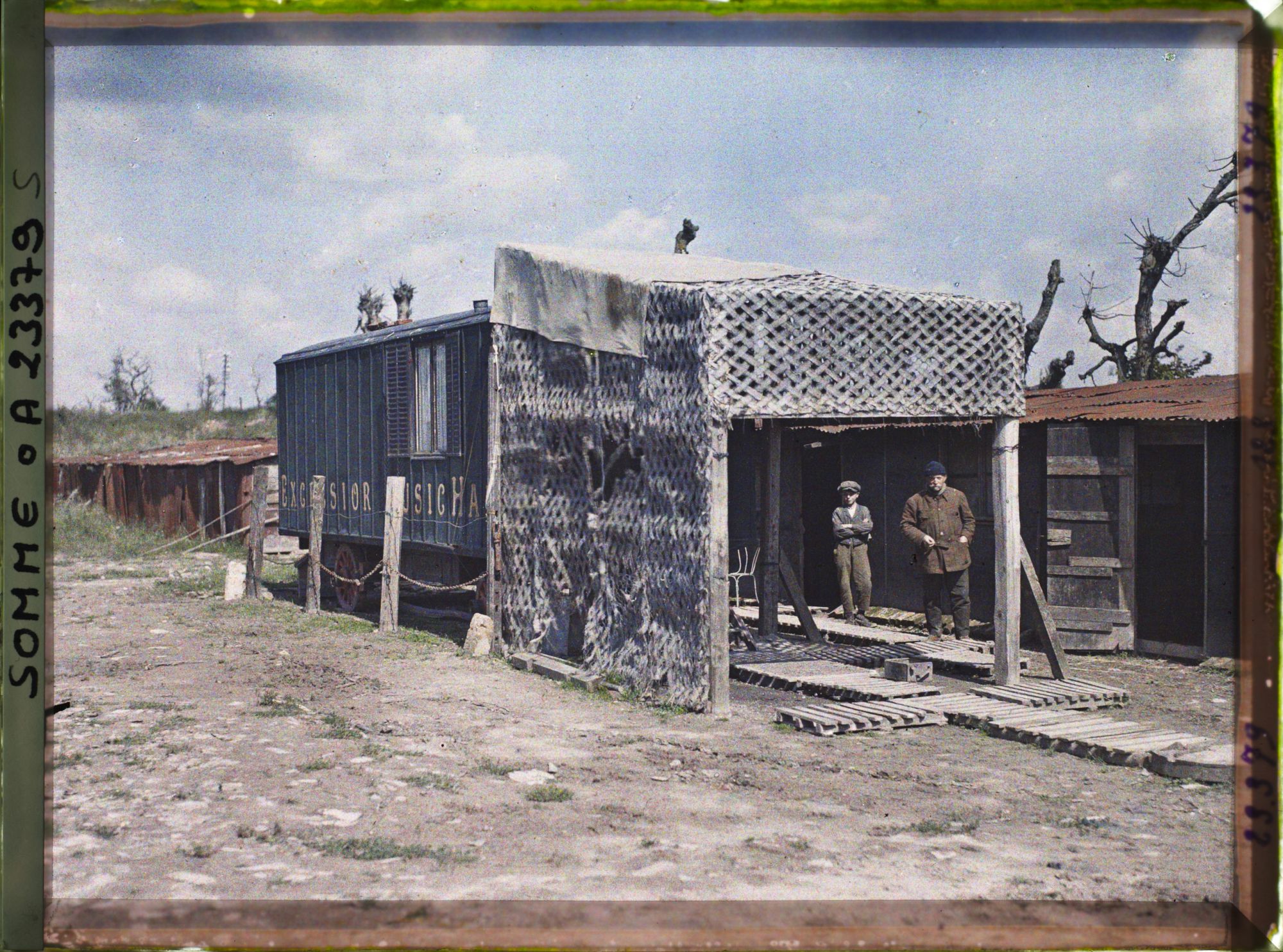 Image représentant France, Barleux, Roulotte servant d'habitation à un avocat et provenant d'un forain