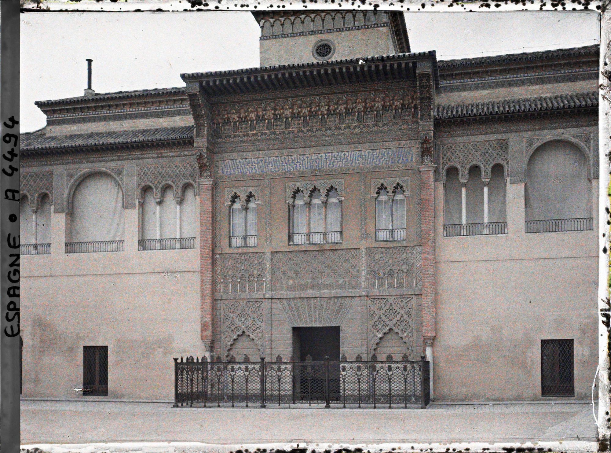 Image représentant Alcazar : porte du palais de Pierre Ier de style mudéjar vue du patio de la Monteria