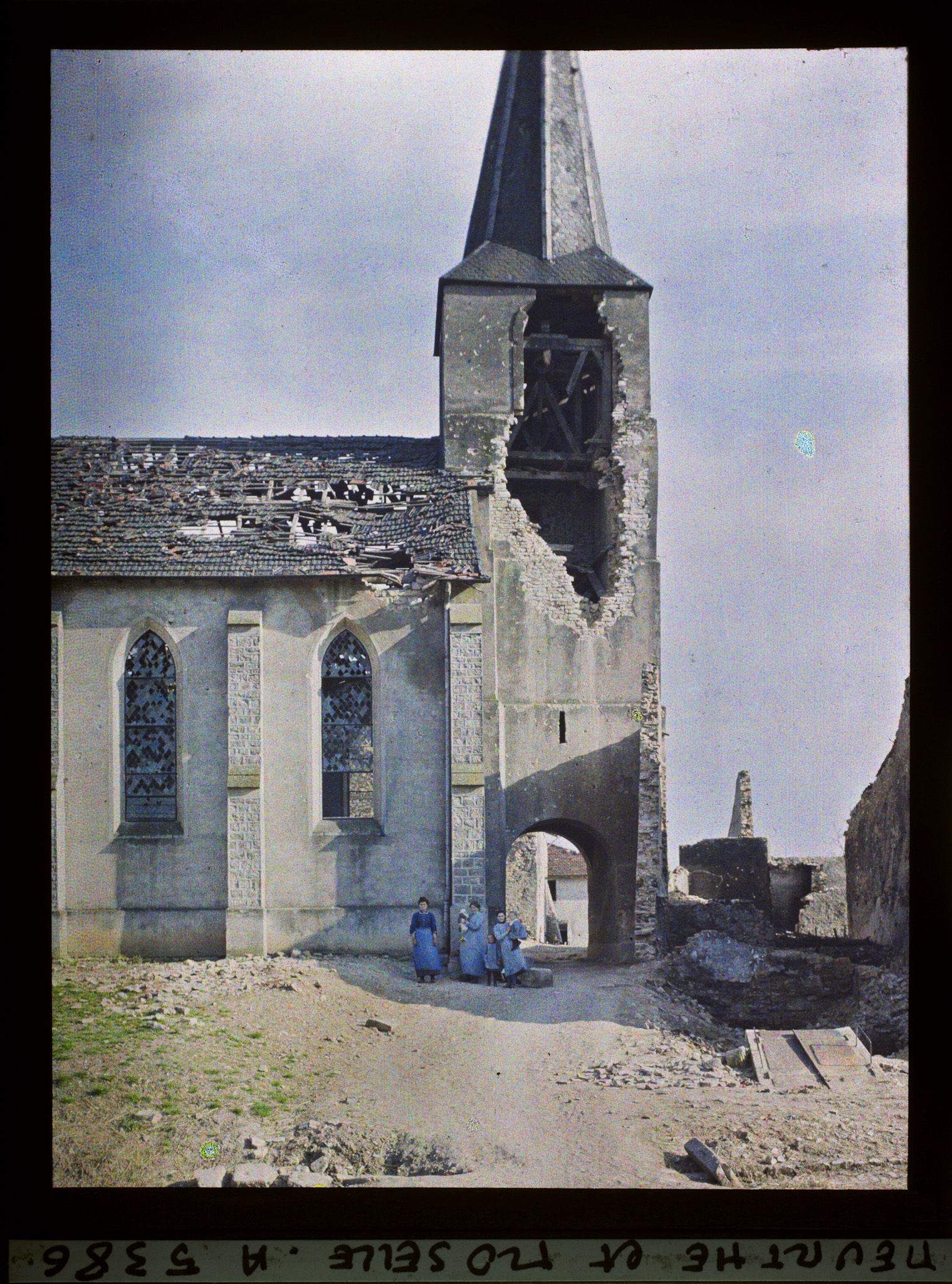 Image représentant France, Maixe, Le Clocher tronqué avec groupe de femmes