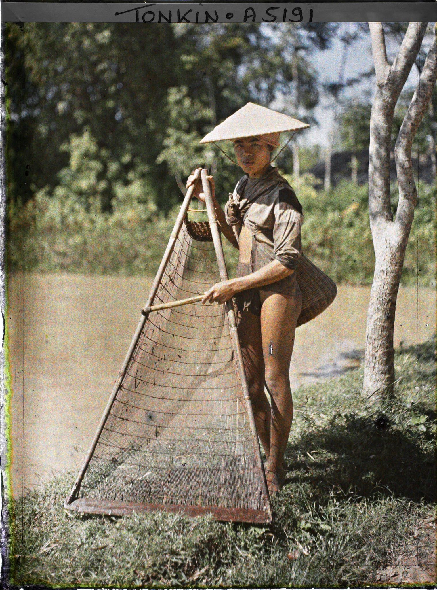 Image représentant Un pêcheur au vô (drague triangulaire)