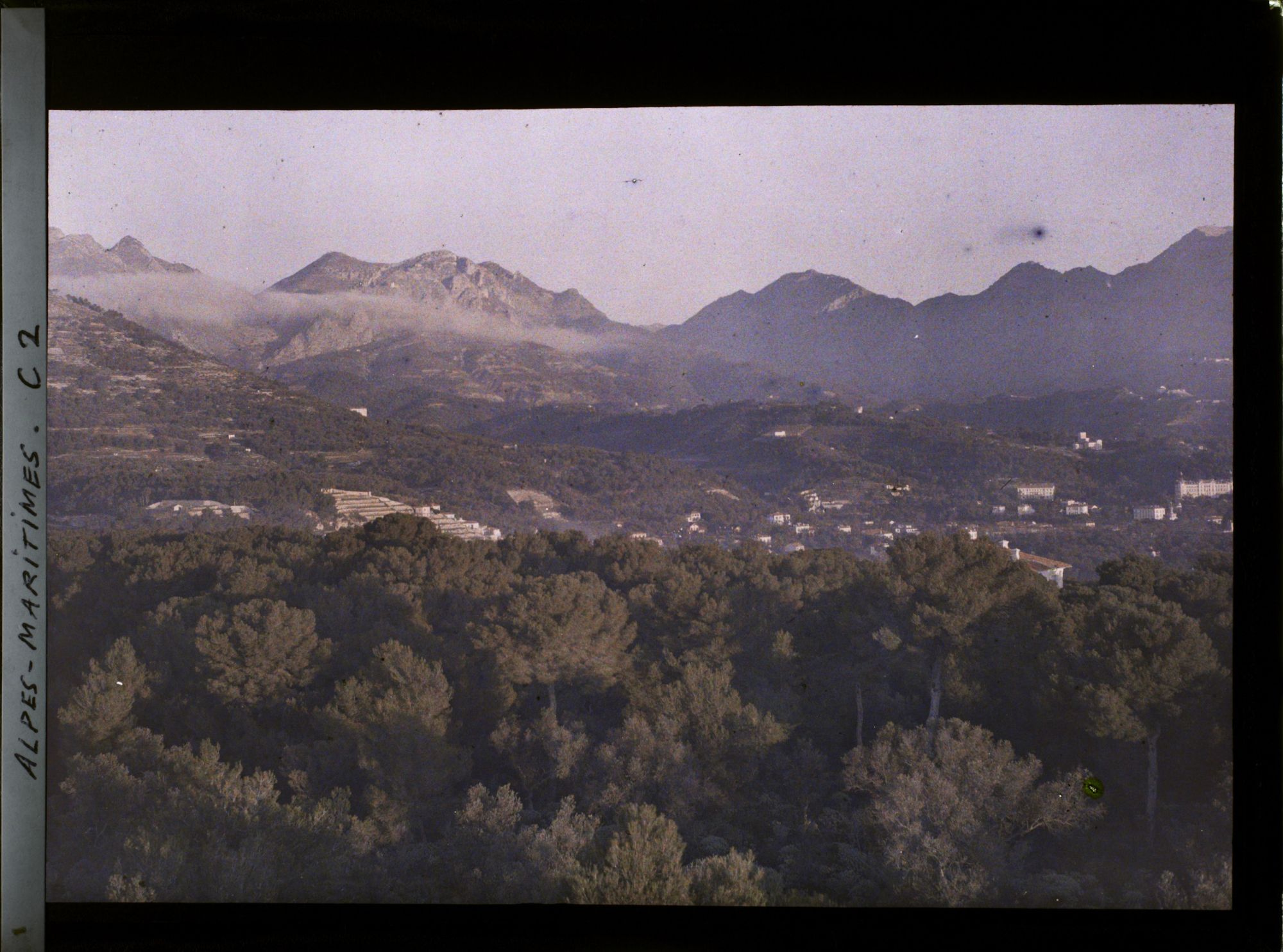 Image représentant Panorama sur les monts de l'arrière pays mentonnais dans la lumière matinale