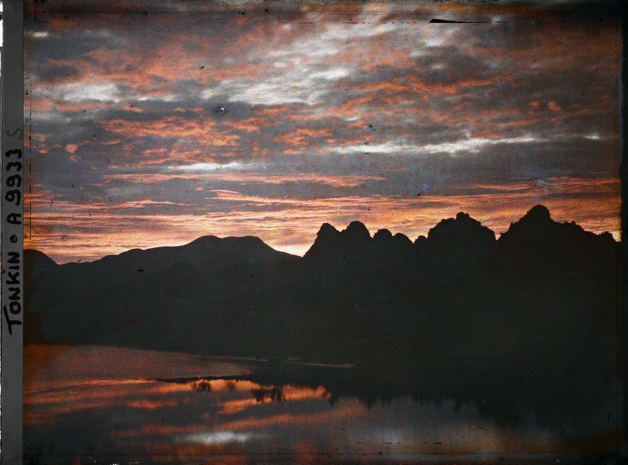 Image représentant Le soleil couchant sur les Rochers de Ky-lu'a