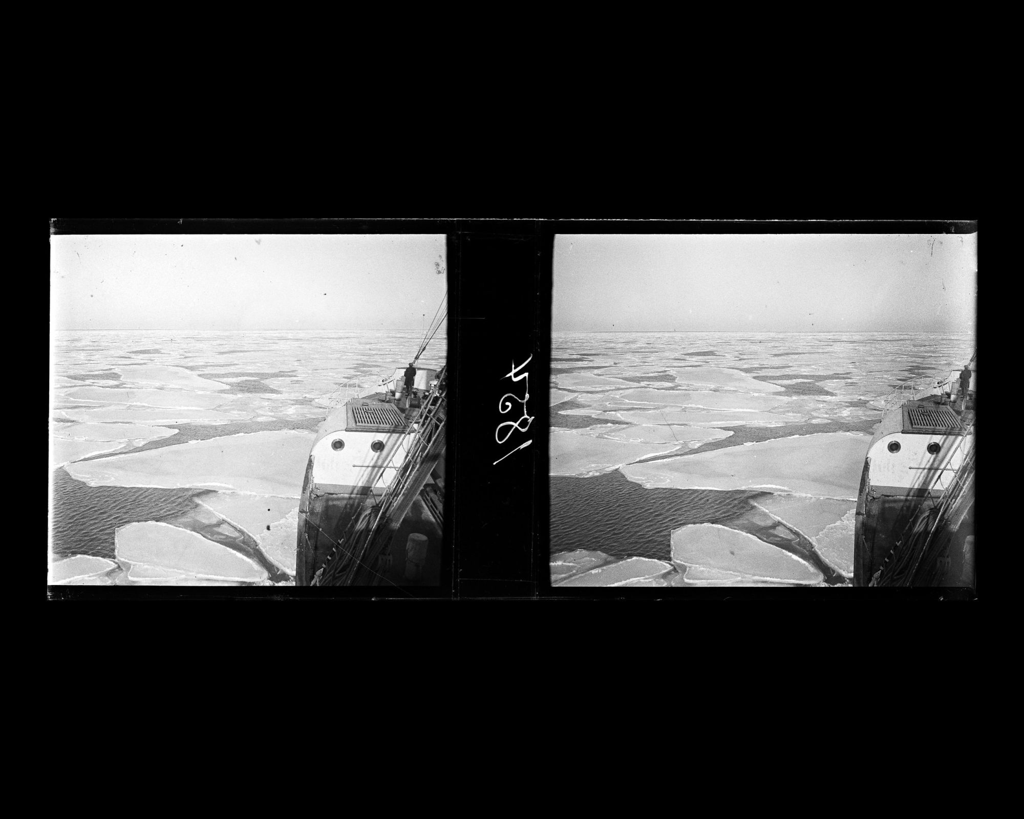 Image représentant La proue du vapeur allemand Staatssekretär Kraëtke naviguant au milieu de la banquise (plaques dérivantes)