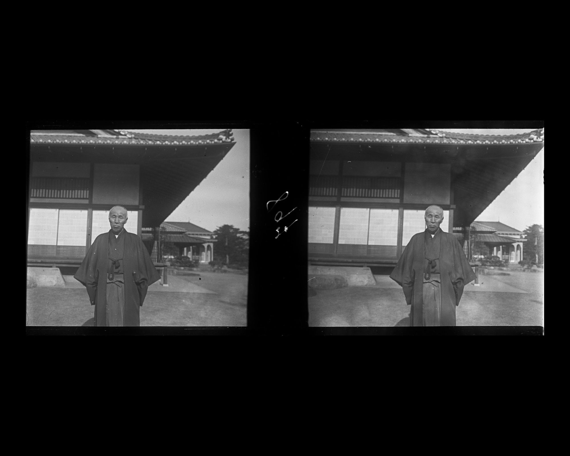 Image représentant Le comte Okuma posant devant sa résidence