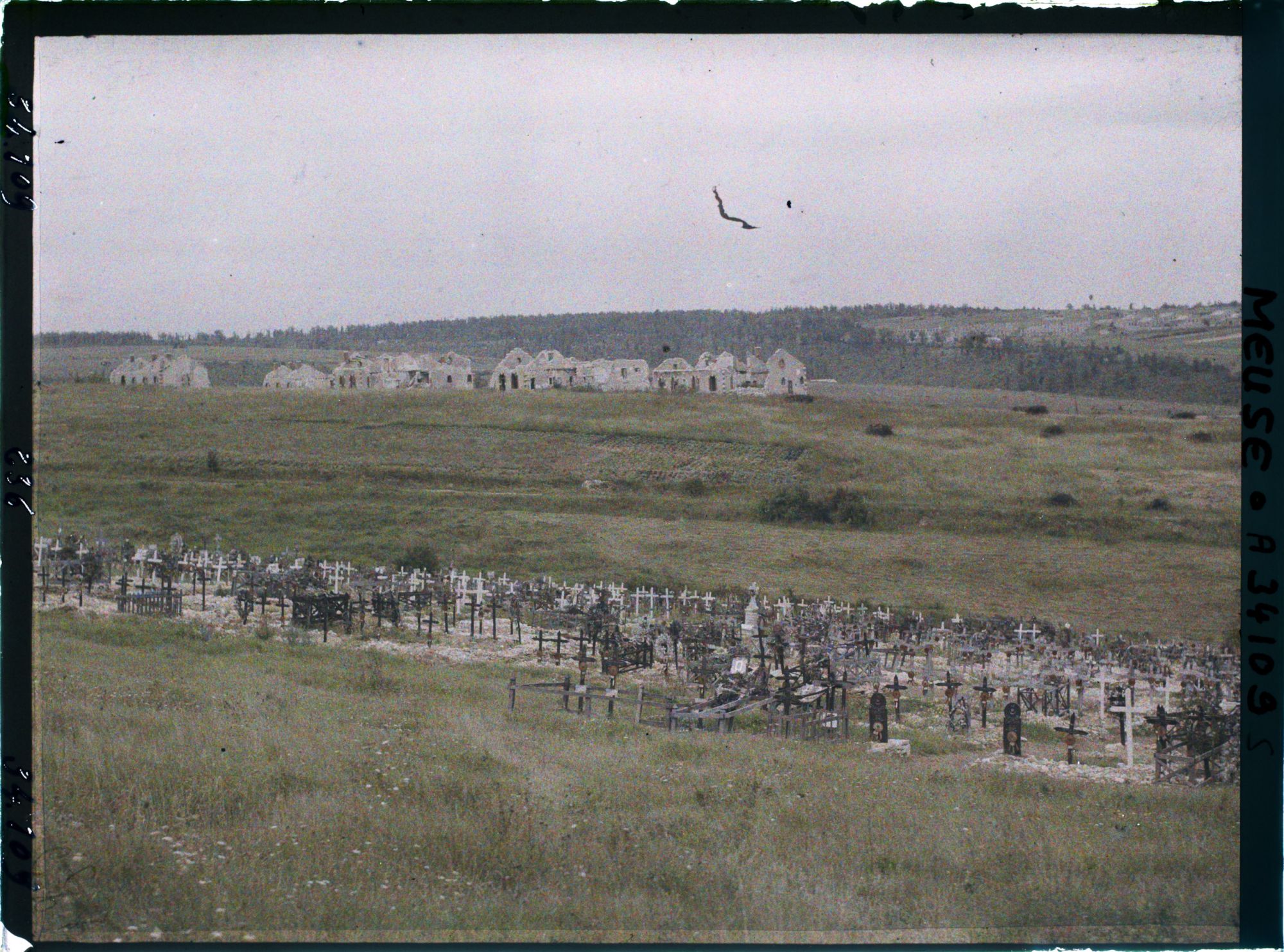 Image représentant France, Verdun, Le Cimetière Marceau et les ruines des Casernes Marceau