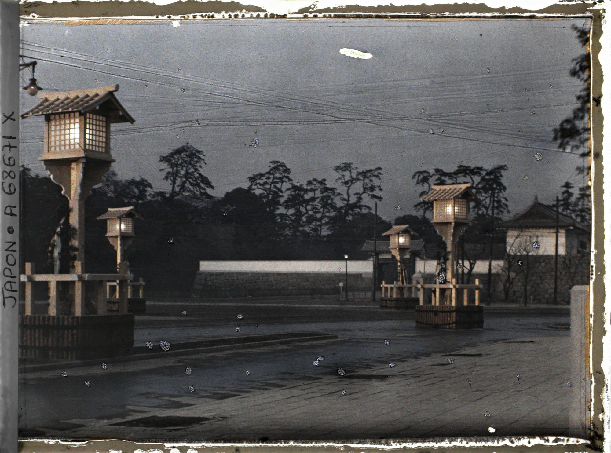 Image représentant Funérailles de l'Empereur Taisho-Tenno (Yoshihito), lanternes devant la porte Sakurada