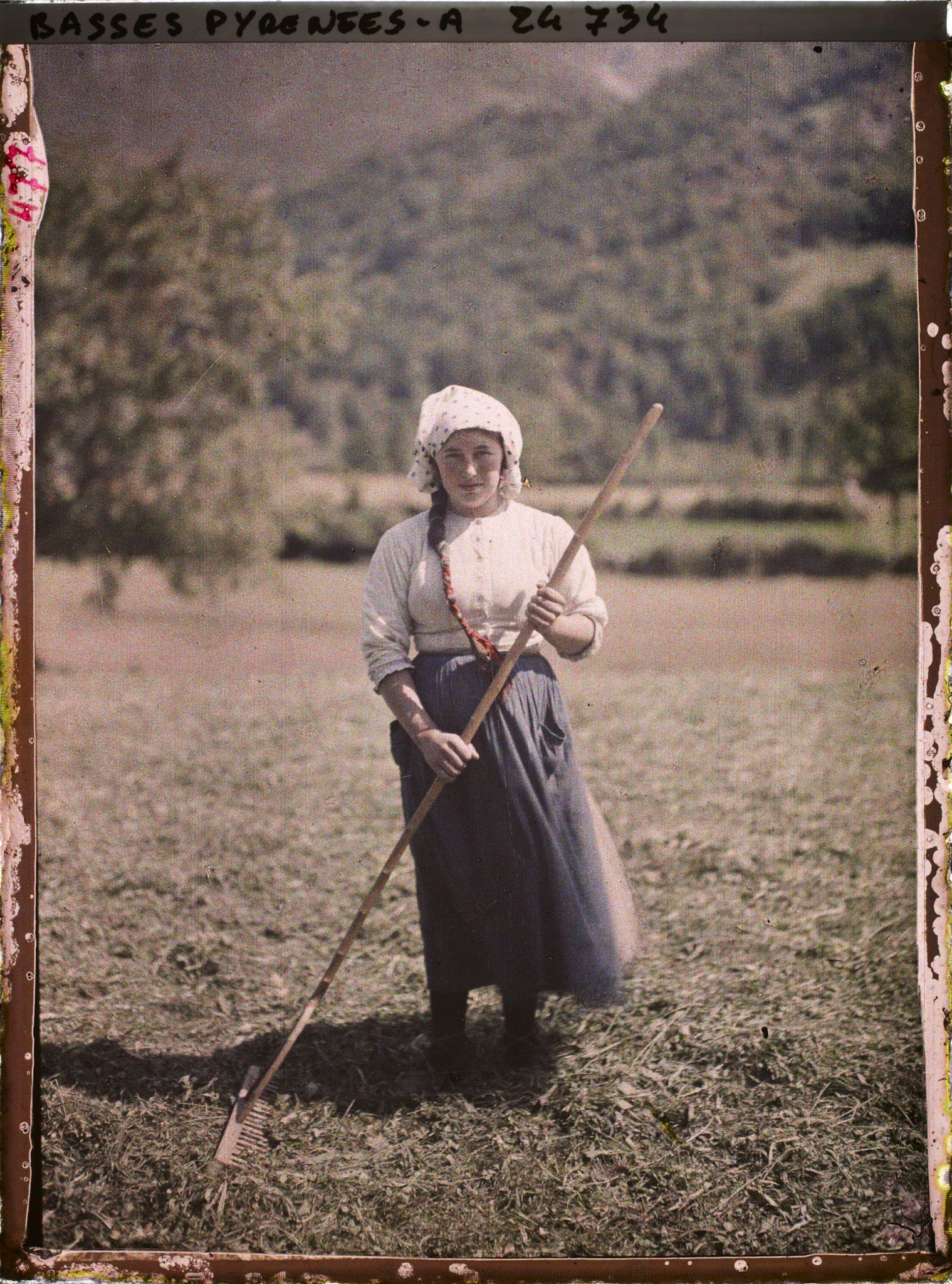 Image représentant France, Vallée d'Ossau, Vallée d'Ossau Jeune Ossaloise aux Champs