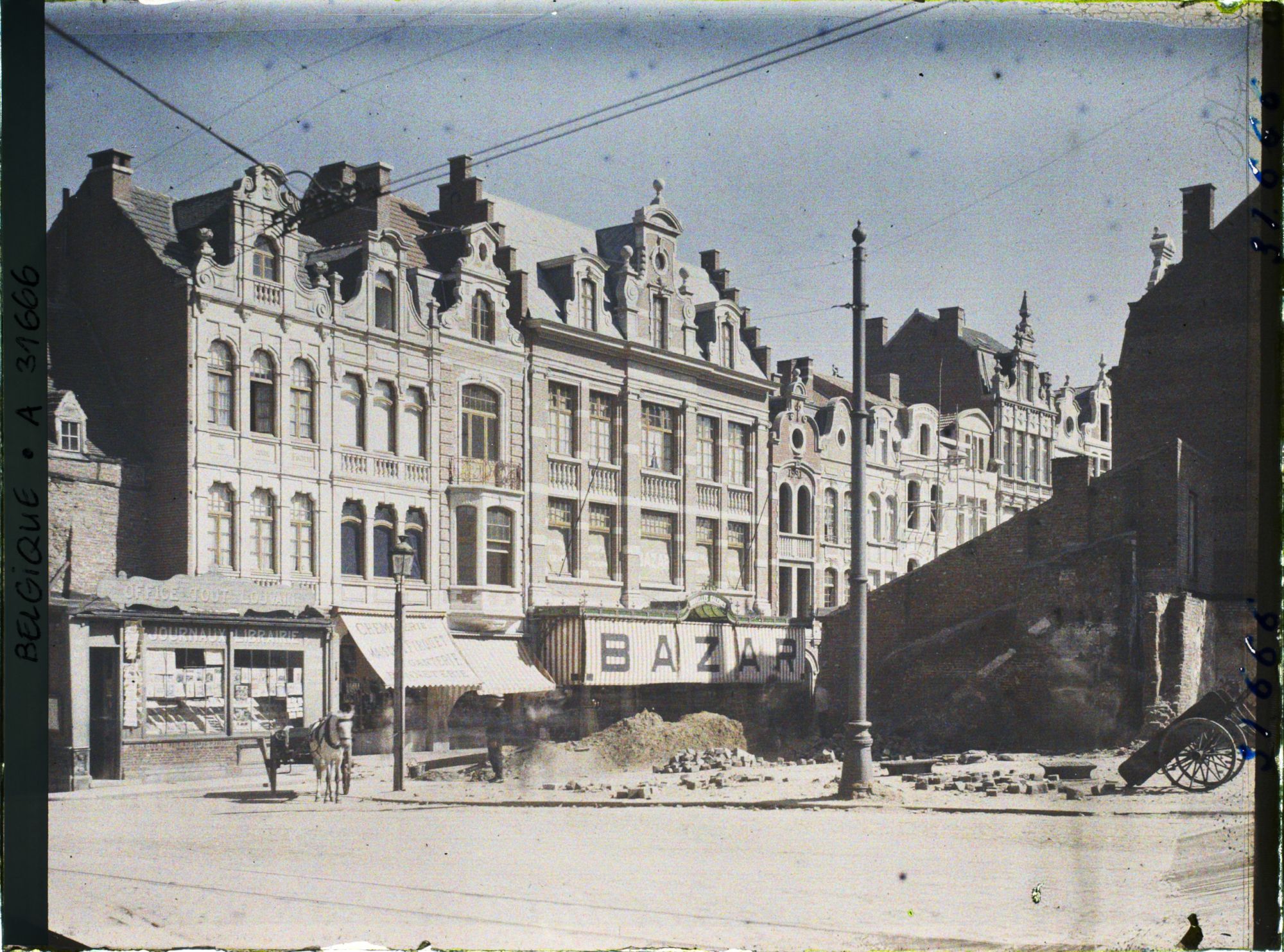 Image représentant Belgique, Louvain, Rue de l'Ouest et maison reconstruite