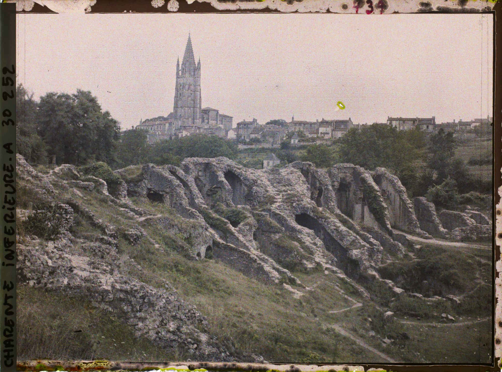 Image représentant Les arènes, au second plan la basilique Saint-Eutrope