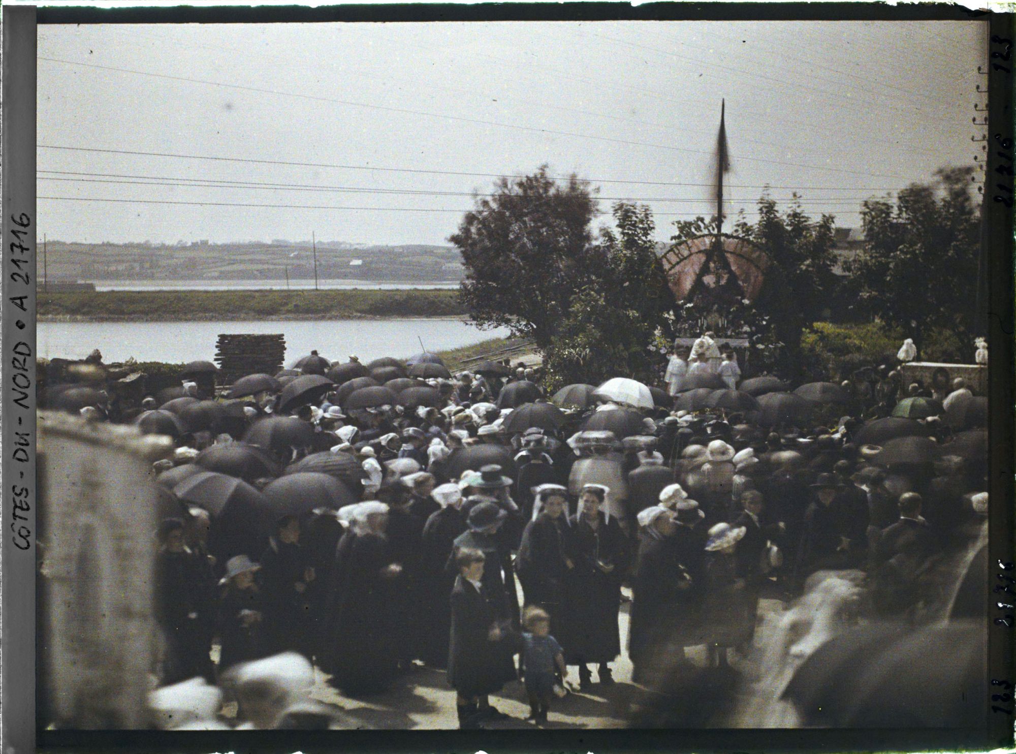 Image représentant La procession de la Fête-Dieu devant le reposoir de la rade de Perros-Guirec