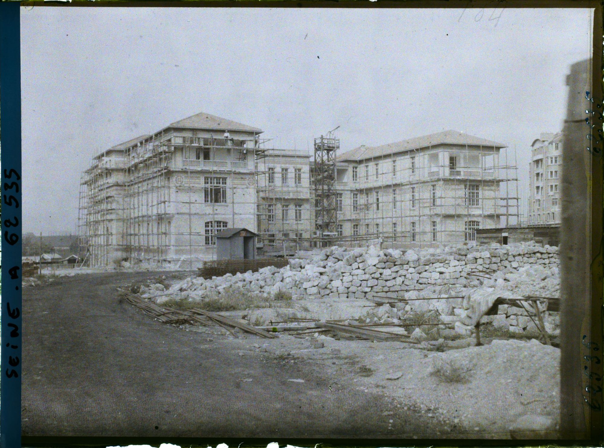 Image représentant Reconstruction de l'hôpital Bichat sur la zone des anciennes fortifications à la porte de Saint-Ouen