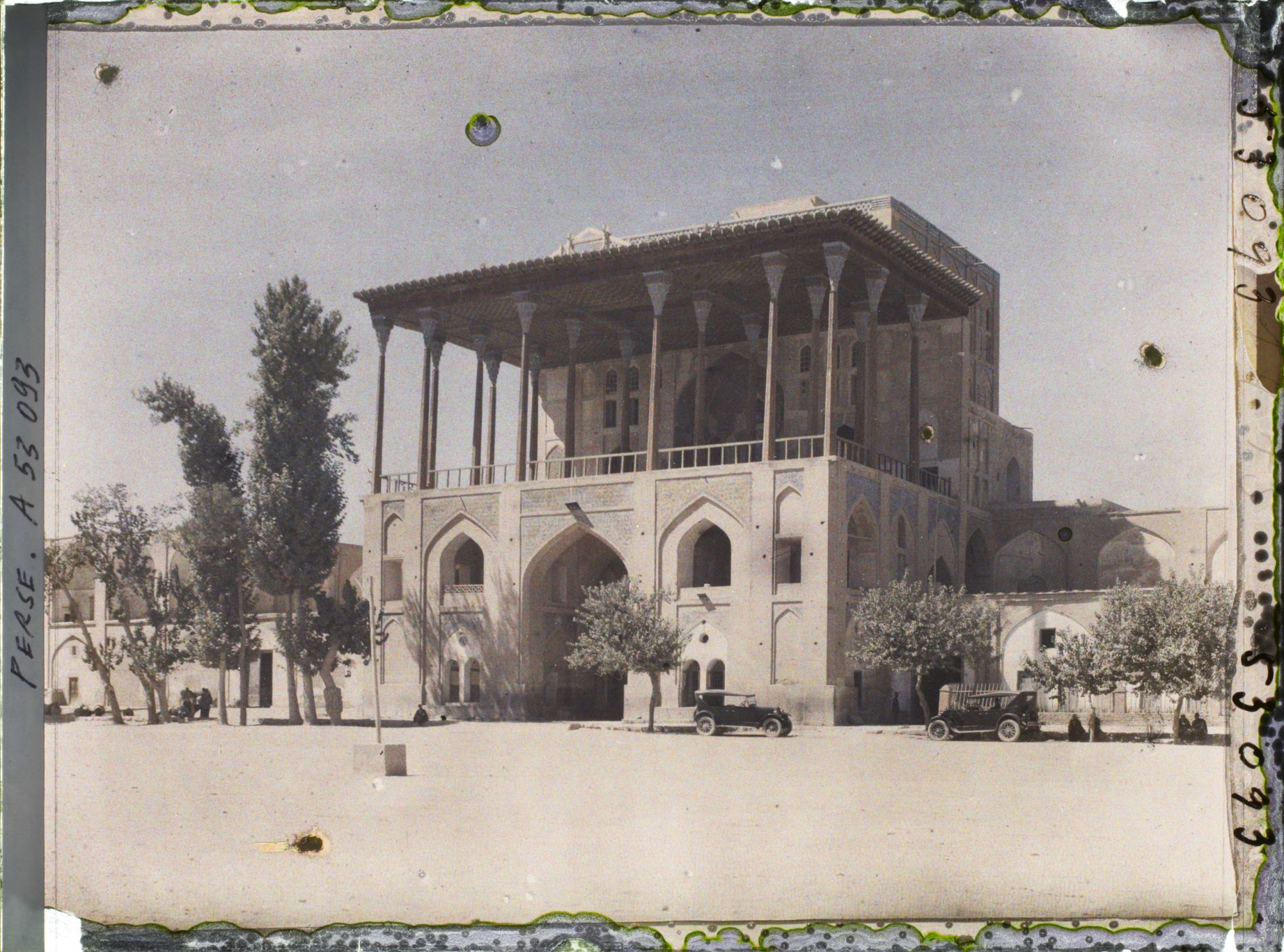 Image représentant Le palais Ali Qapu ("sublime porte"), côté ouest de la Meydan-i-Chah