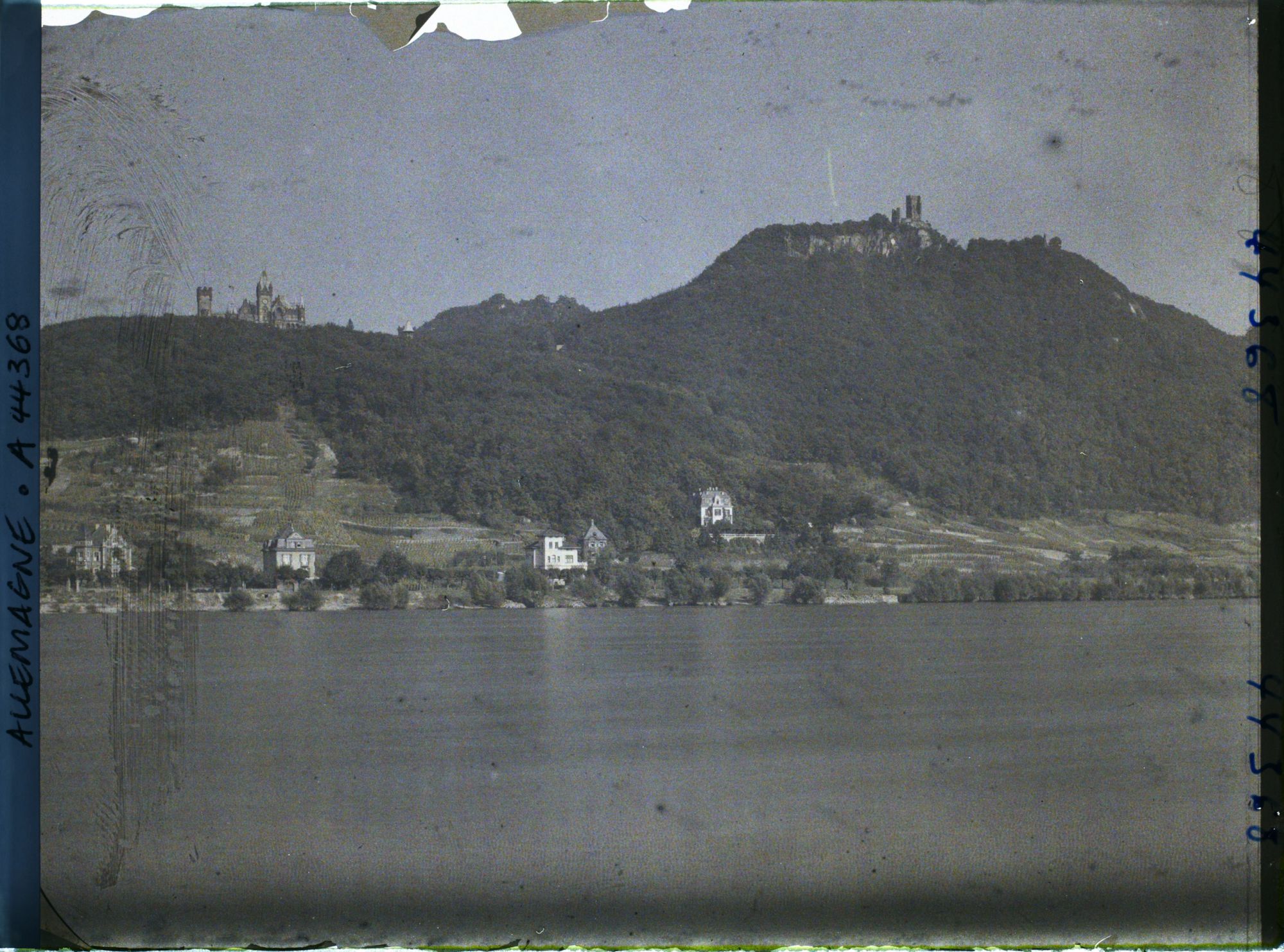 Image représentant Allemagne, Mehlem, Le Drachenfels et le Drachenbourg vus de Mehlem
