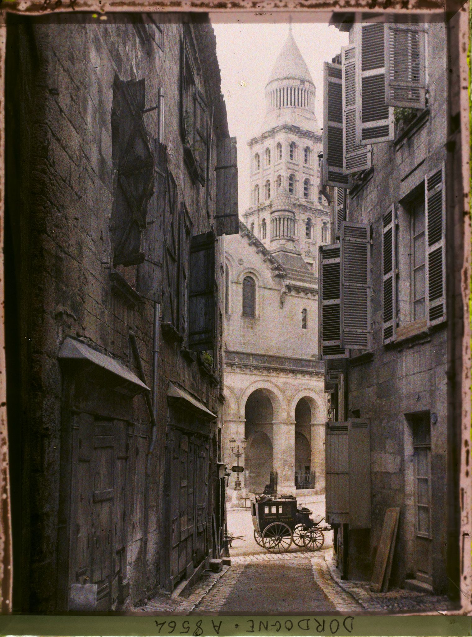 Image représentant France, Périgueux, Rue de la Nation et clocher de St Front