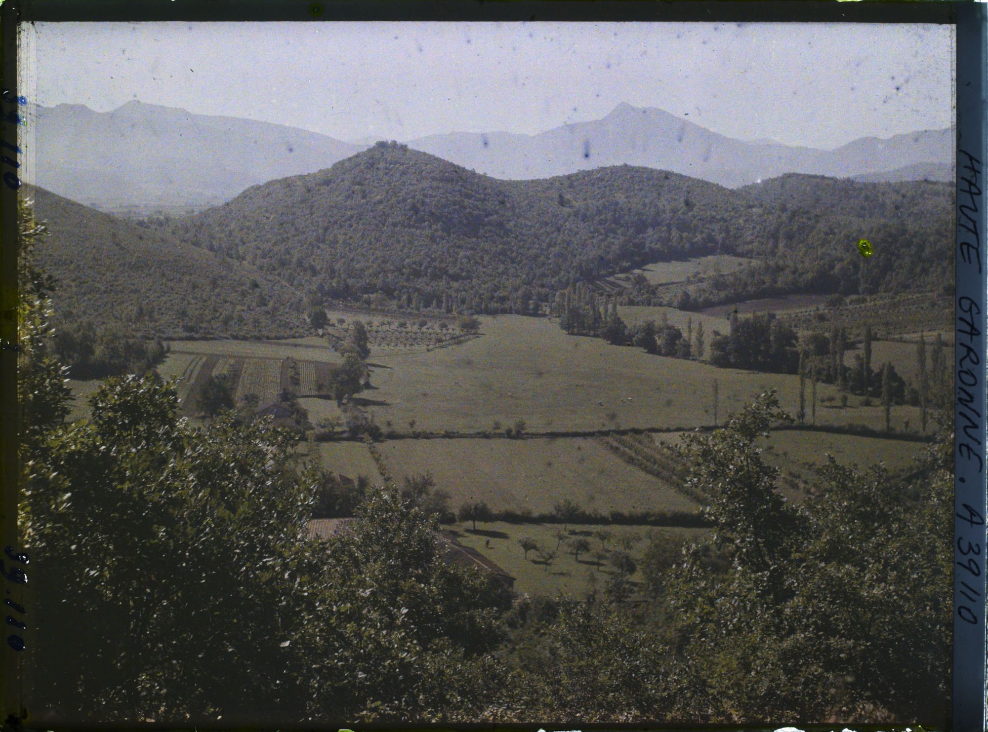 Image représentant France, Montespan Hte Garonne, La Montagne de la Grotte, vue prise du Chau de Montespan vers le sud ouest