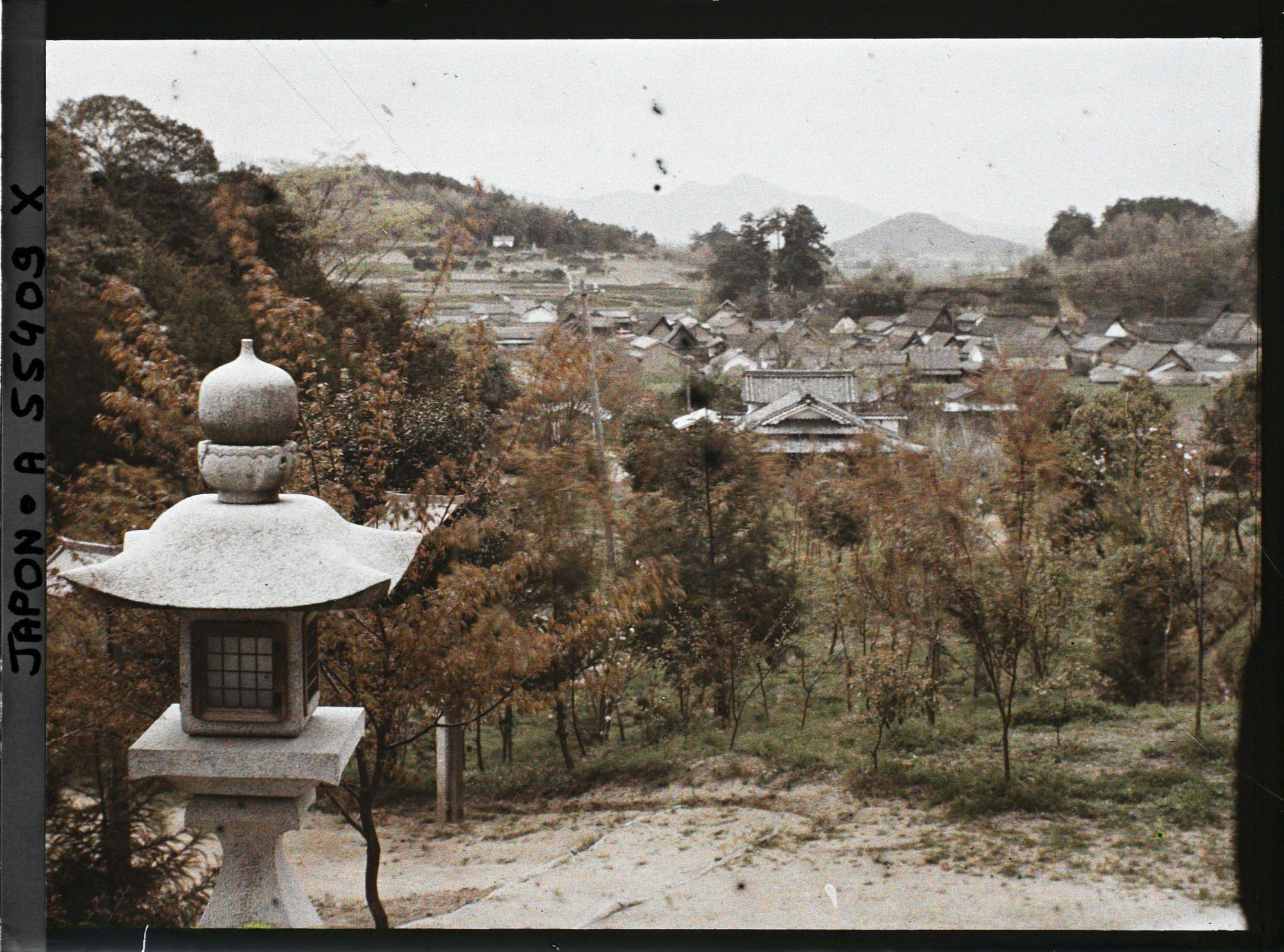 Image représentant Panorama sur une ville vu d'une esplanade de temple, mont Miminashi (un des 3 monts du Yamato) et Nijosan (à gauche dans le lointain)