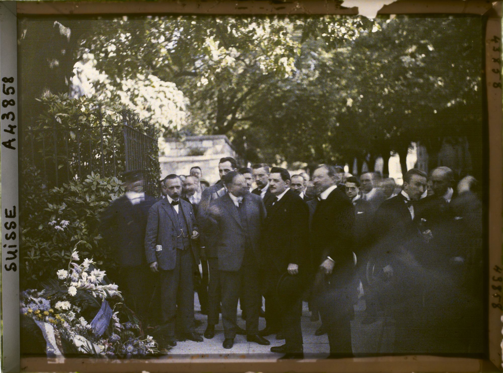 Image représentant Cinquième assemblée annuelle de la Société des Nations (SDN) à Genève. Edouard Herriot, président du Conseil des ministres français, près du monument aux morts dans le jardin du consulat de France, rue Sénebier