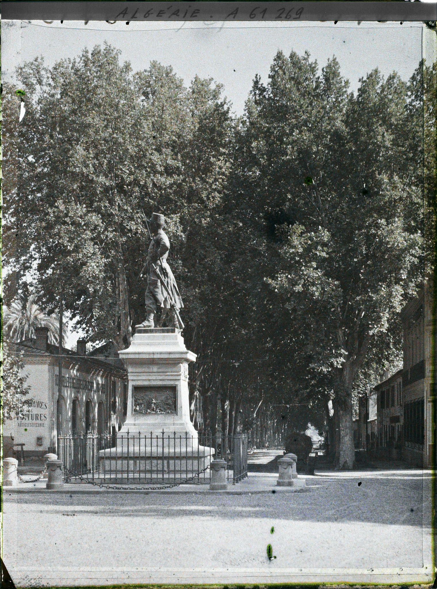 Image représentant La statue du sergent Blandan et l'avenue Borely-la-Sapie