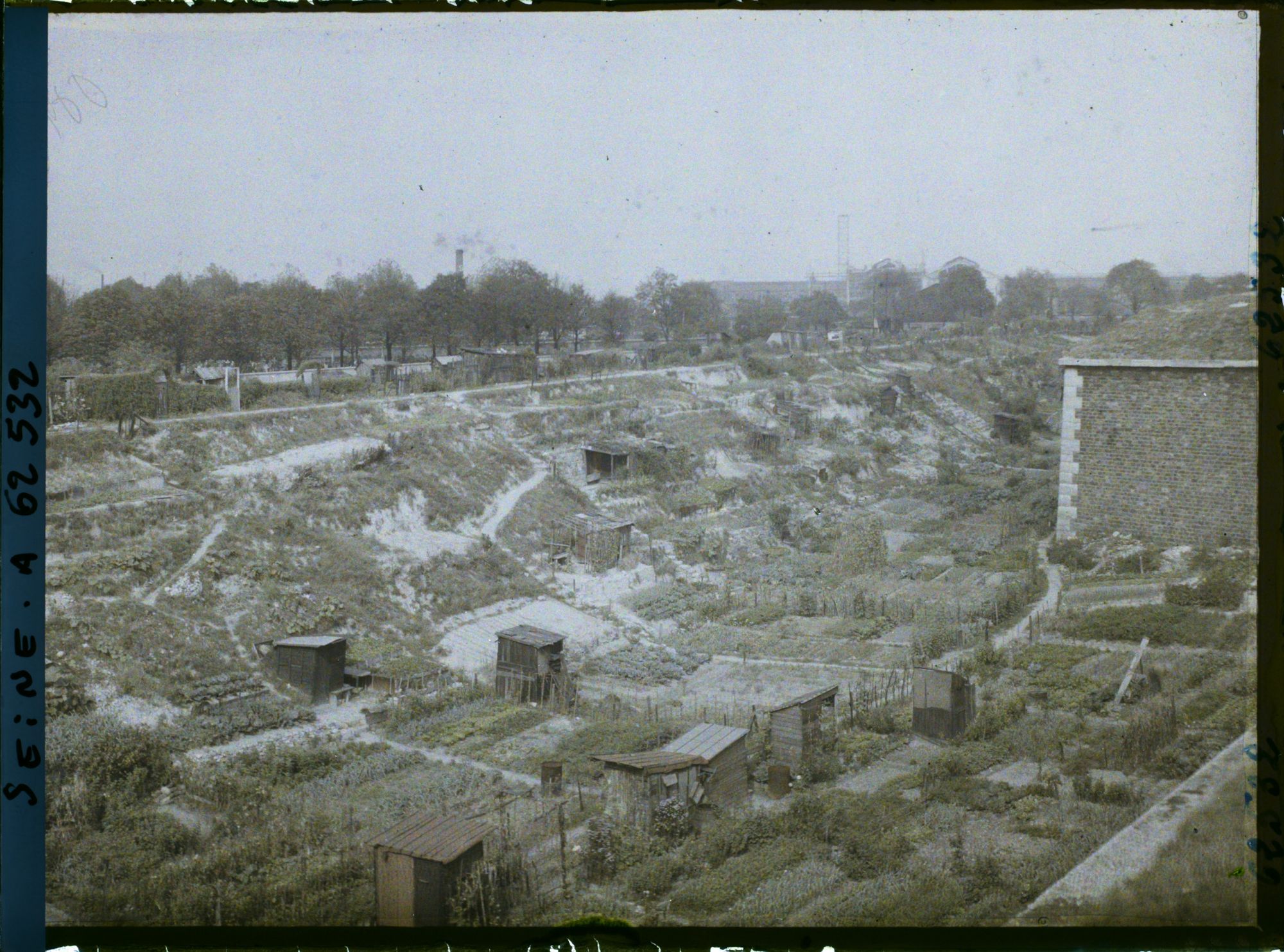 Image représentant Les jardins ouvriers dans les fossés des fortifications entre les portes de Clichy et de Saint-Ouen
