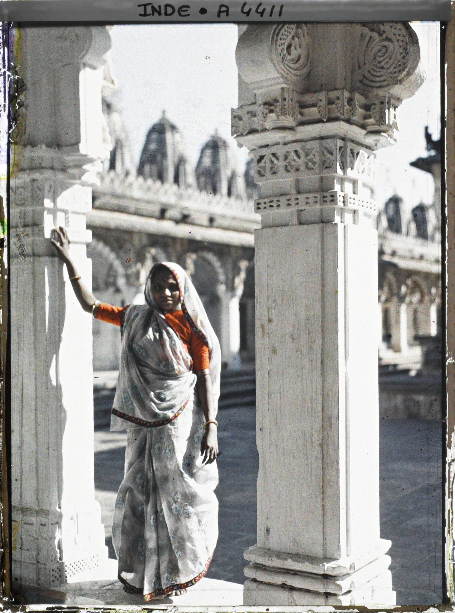 Image représentant Une femme en sari au temple jaïn Hathi Singh