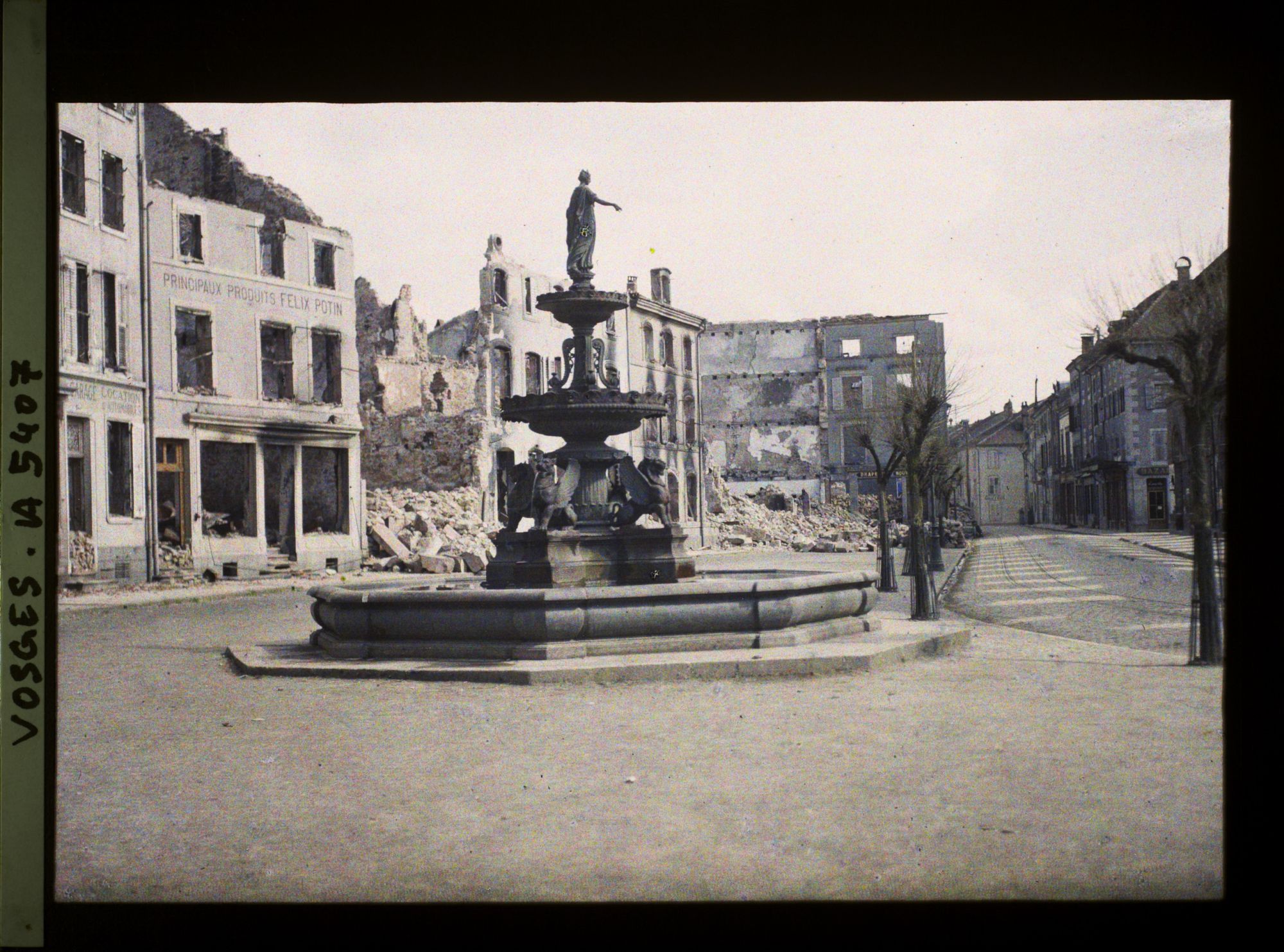 Image représentant La rue Jules Ferry et la fontaine au premier plan