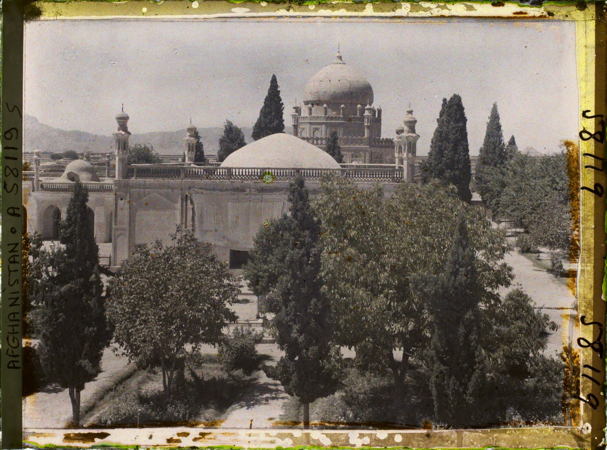 Image représentant Au devant, profil du Ziarat Da Kherqeh Chérif. A l'arrière plan, mausolée d'Ahmed Chah Dourrâni