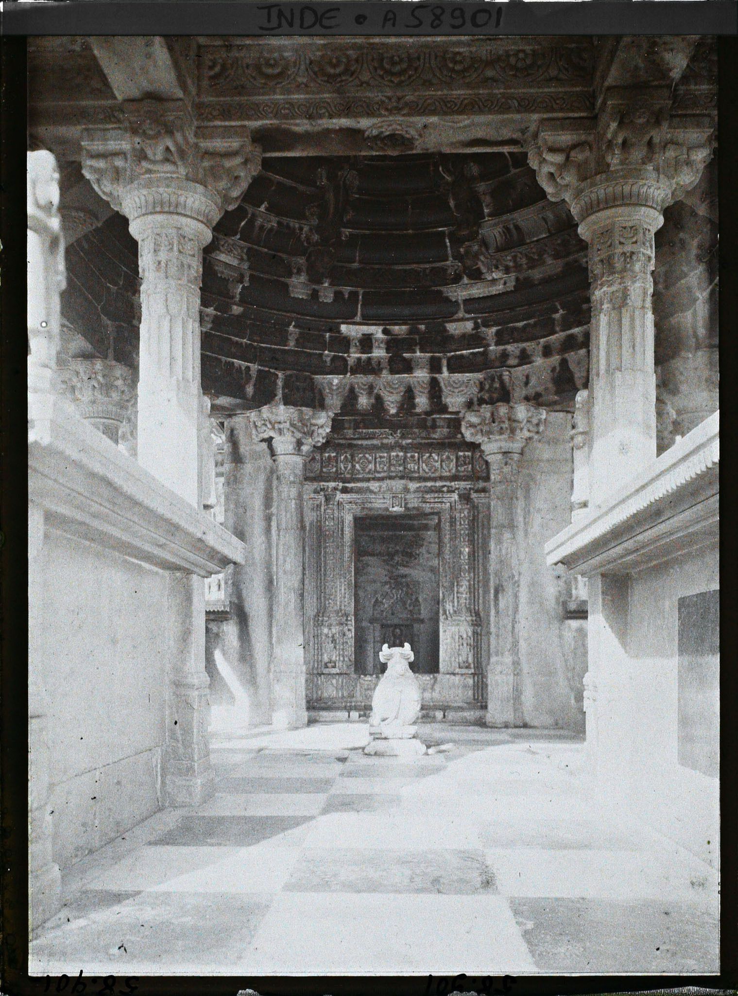 Image représentant Intérieur d'un petit temple shivaïte : le nandin (taureau), véhicule de Shiva, fait face à la divinité