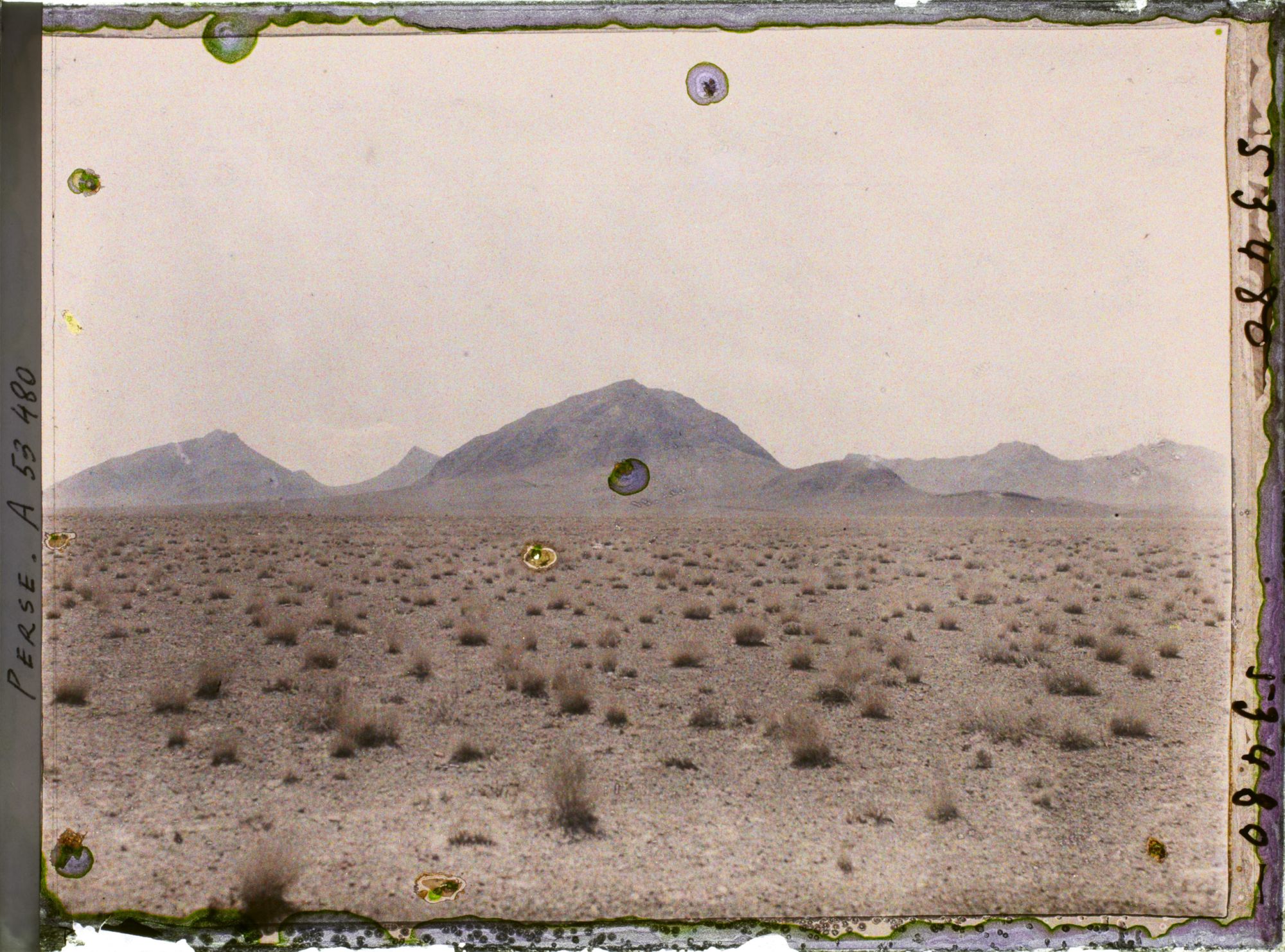 Image représentant Chaîne de montagnes sur le haut plateau persan (2 000 mètres d'altitude environ)