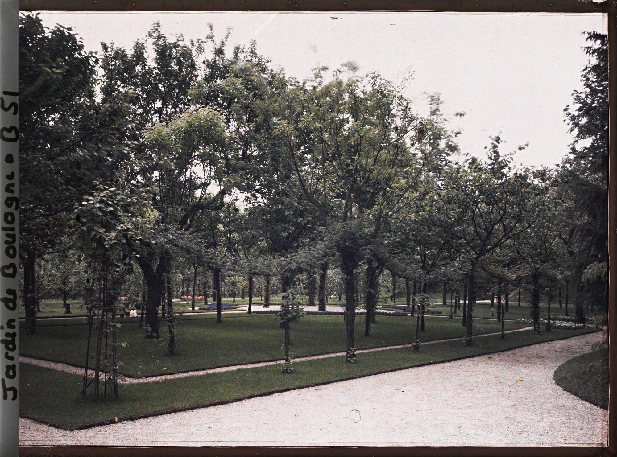 Image représentant Carrefour d'allées proche de la dépendance, près de l'angle nord-ouest du verger-roseraie
