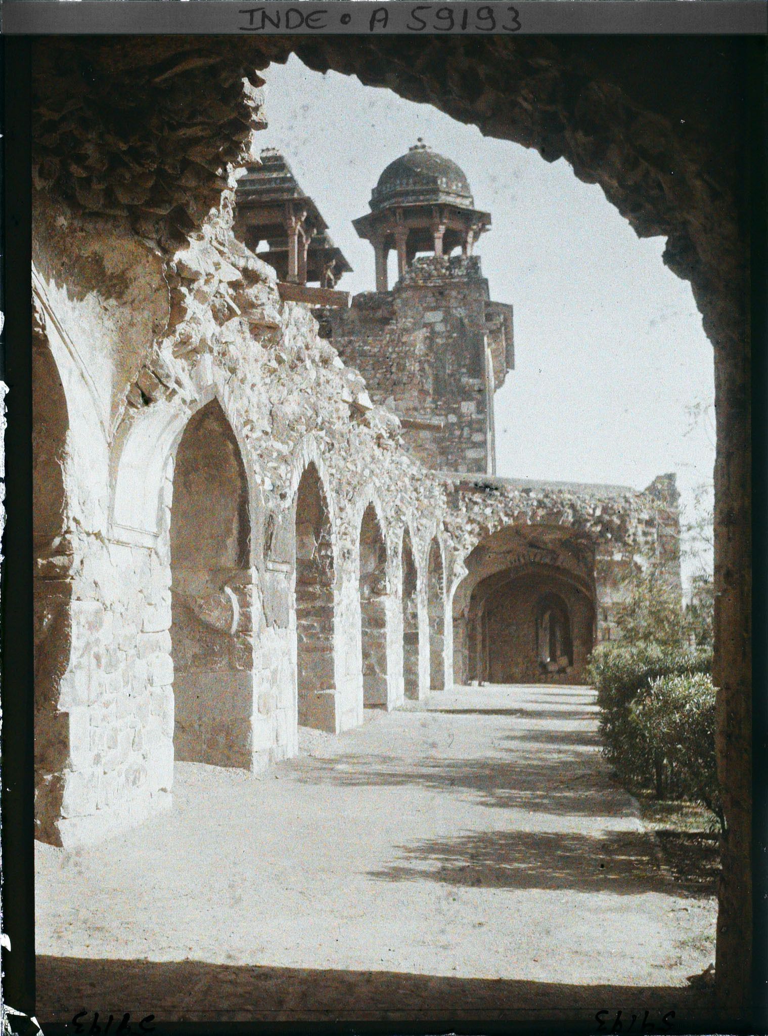 Image représentant Porte Nord ou porte interdite (Talaqui Darwaza) du Vieux Fort (Purana Qila) vue de l'intérieur
