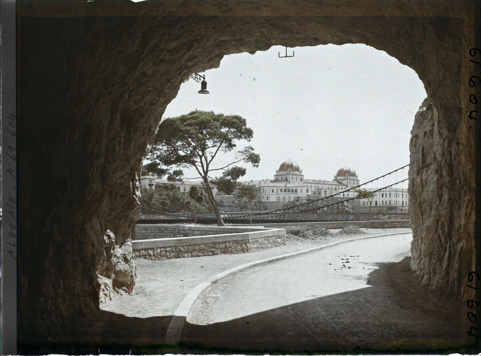 Image représentant Tunnel sur la route de l'Abîme avec au second plan le pont de Sidi M'Cid et l'hôpital civil