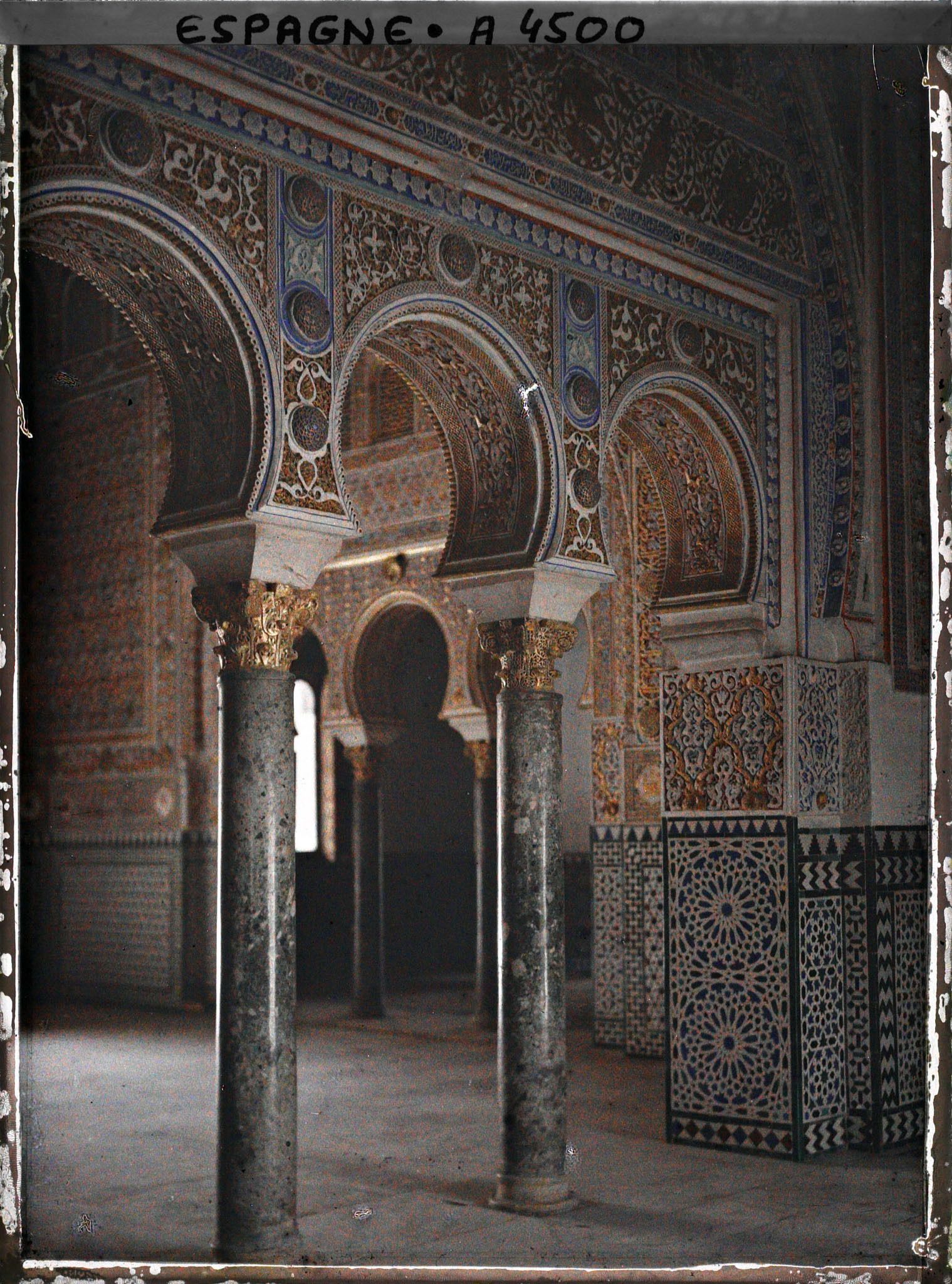 Image représentant Alcazar : arche de Los Pavones ("des Paons") dans le salon de Embajadores ("des Ambassadeurs") ou salle du Trône