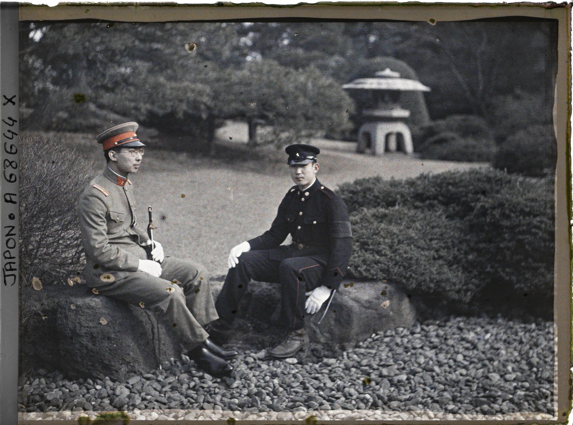 Image représentant Résidence de la famille Kitashirakawa, le prince Chichibu (à gauche) et le jeune prince Kitashirakawa (Nagahisa) portant le deuil de l'empereur Yoshihito, décédé le 25 décembre 1926