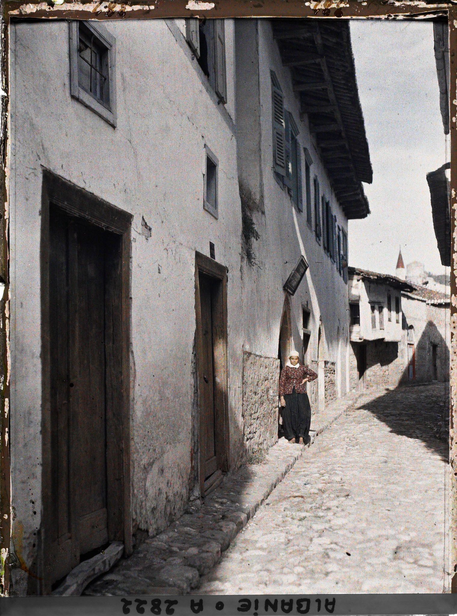 Image représentant Coin de rue avec minaret et fortifications avec une femme tzigane