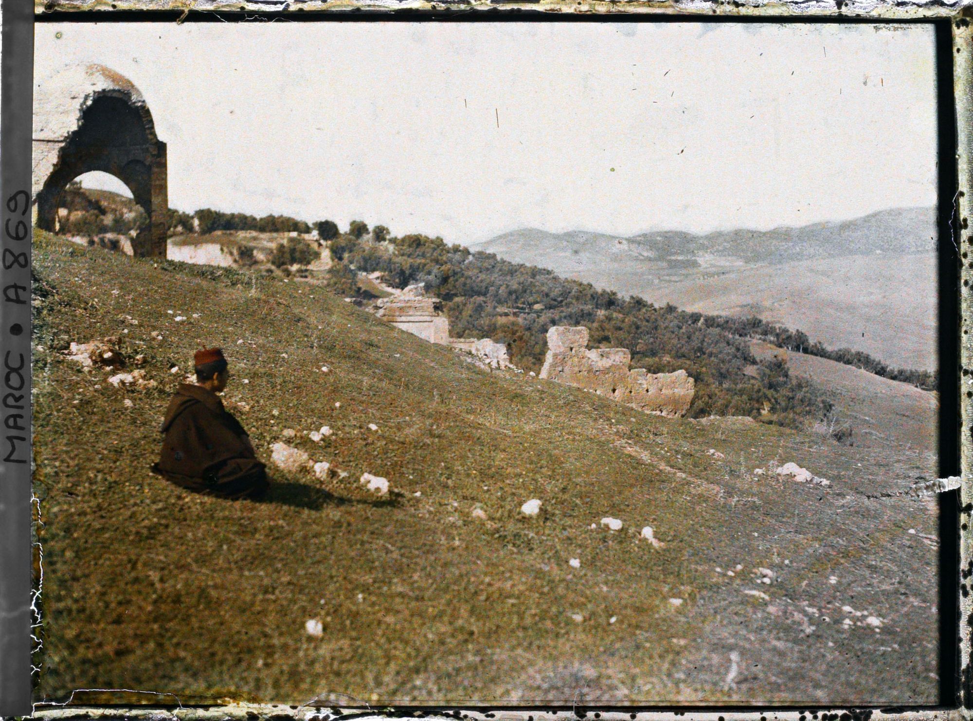 Image représentant Homme assis près des ruines de la nécropole des Mérinides