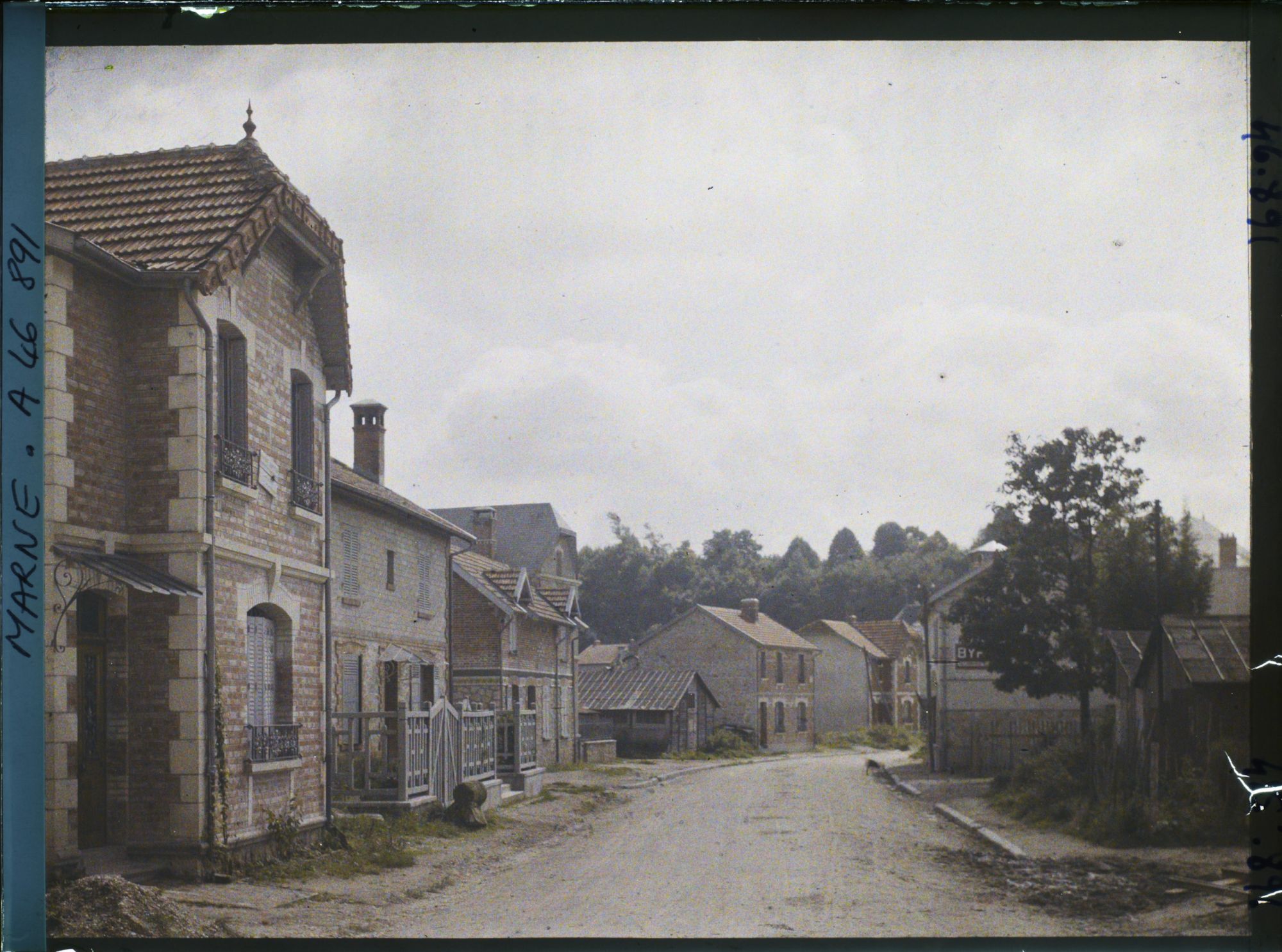 Image représentant France, Vienne le Château Marne (475 h.), Grande Rue