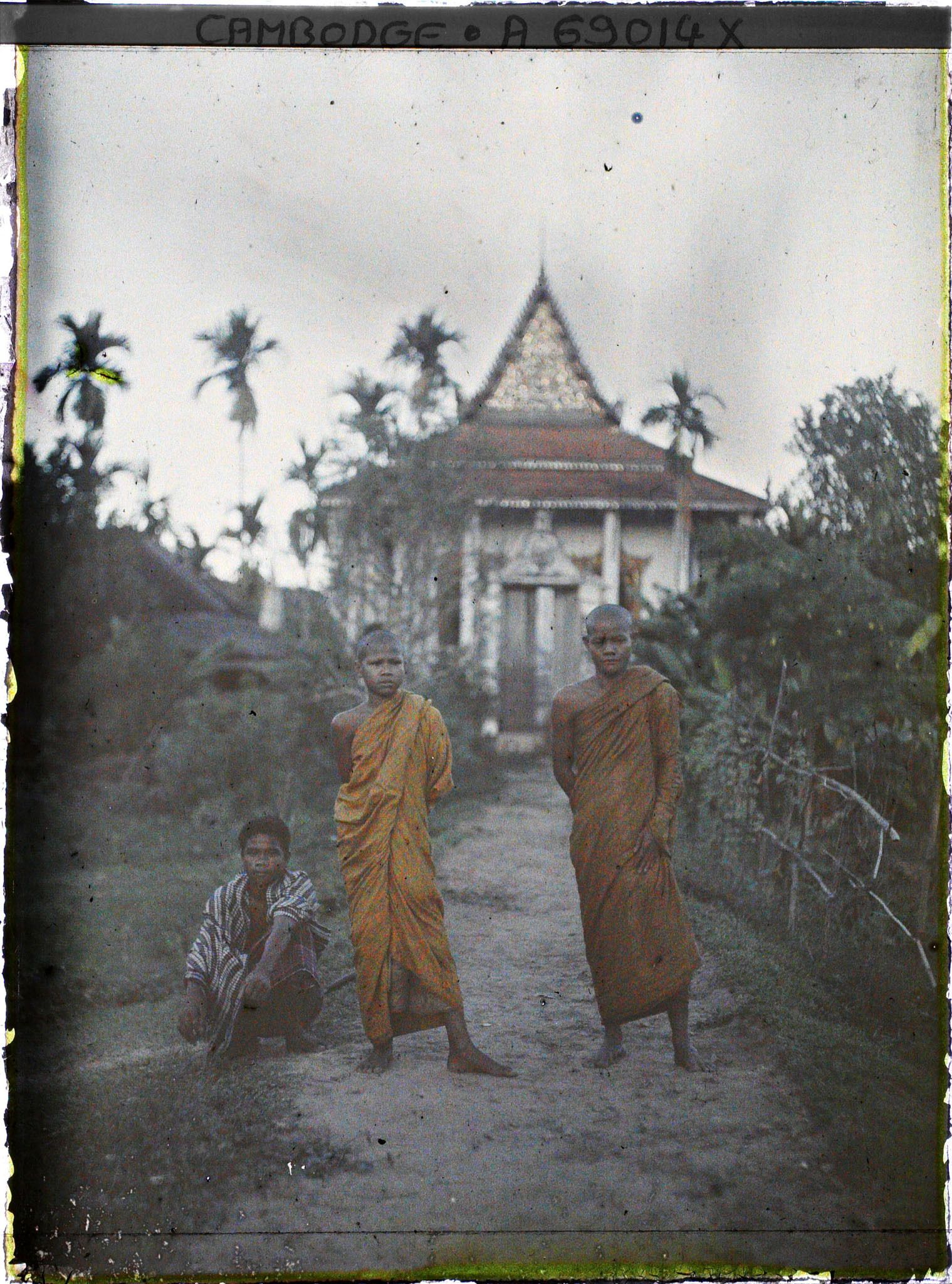 Image représentant Deux jeunes bonzes devant un temple
