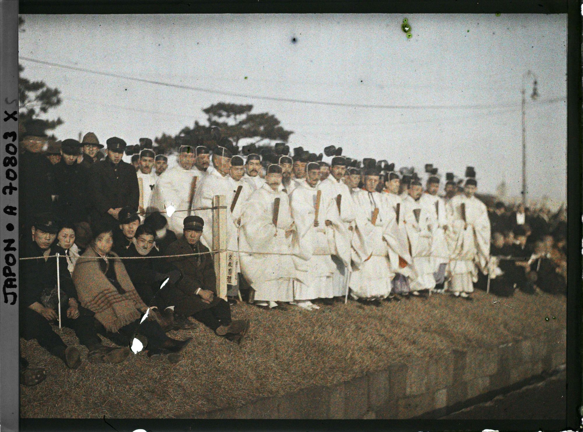 Image représentant Funérailles de l'Empereur Taisho-Tenno (Yoshihito), tribune de prêtres shintoïstes en deuil