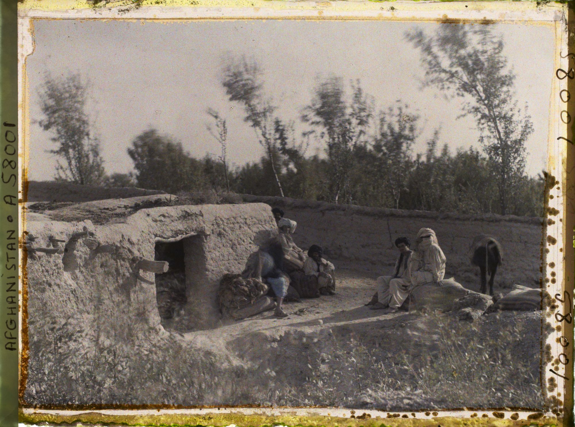 Image représentant Paysans attendant leur farine au moulin hydraulique