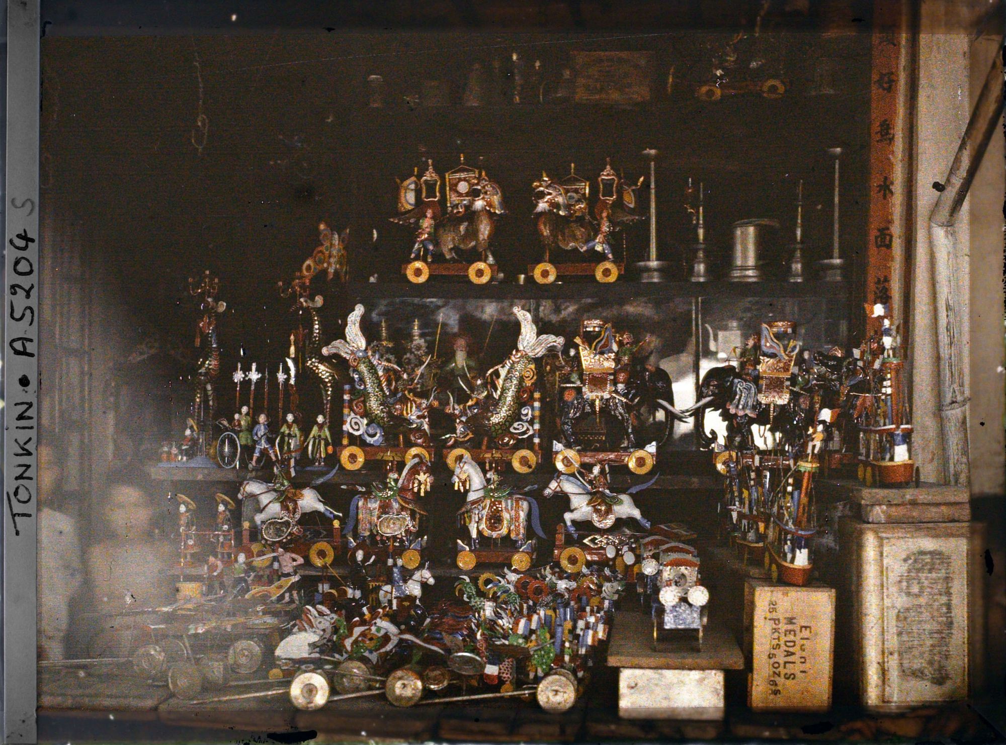 Image représentant Un étalage de jouets en fer blanc peint à l'intérieur d'une boutique, pendant la fête des enfants (fête de la mi-automne)