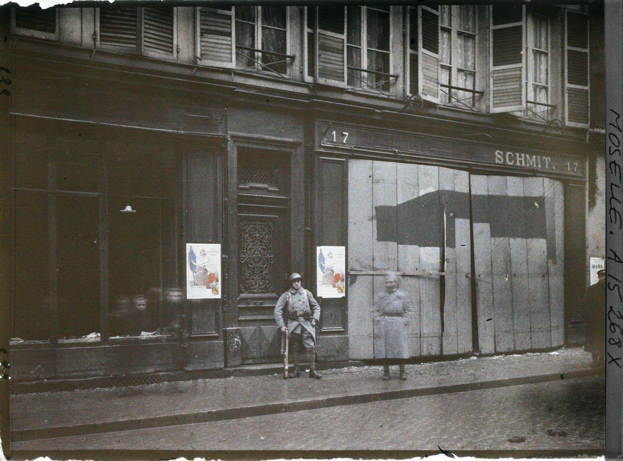 Image représentant La devanture du magasin Schmit au 17 rue Serpenoise