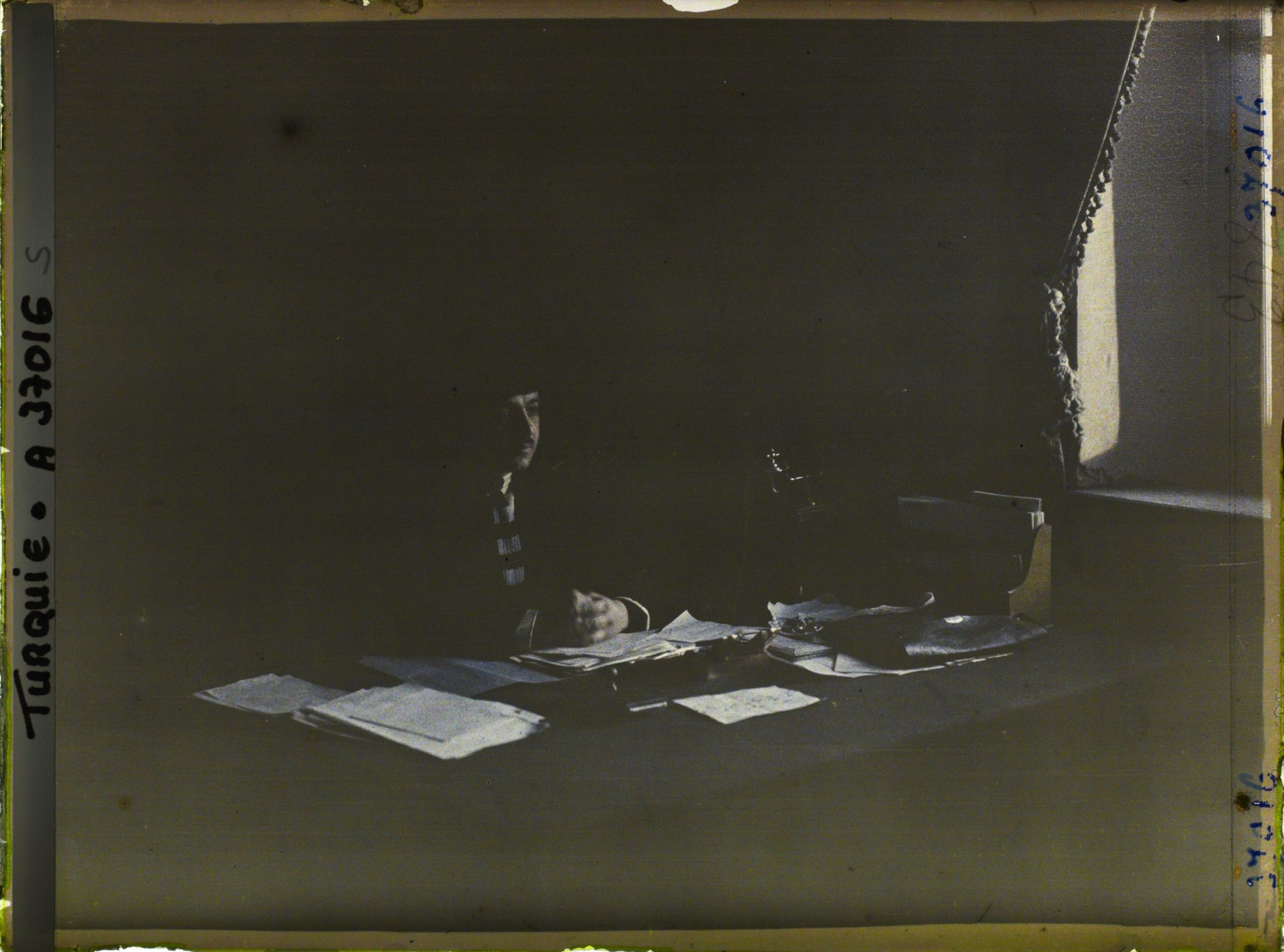 Image représentant Hayati Bey, chef du Cabinet de Mustapha Kemal (bâtiment de la Grande Assemblée Nationale)