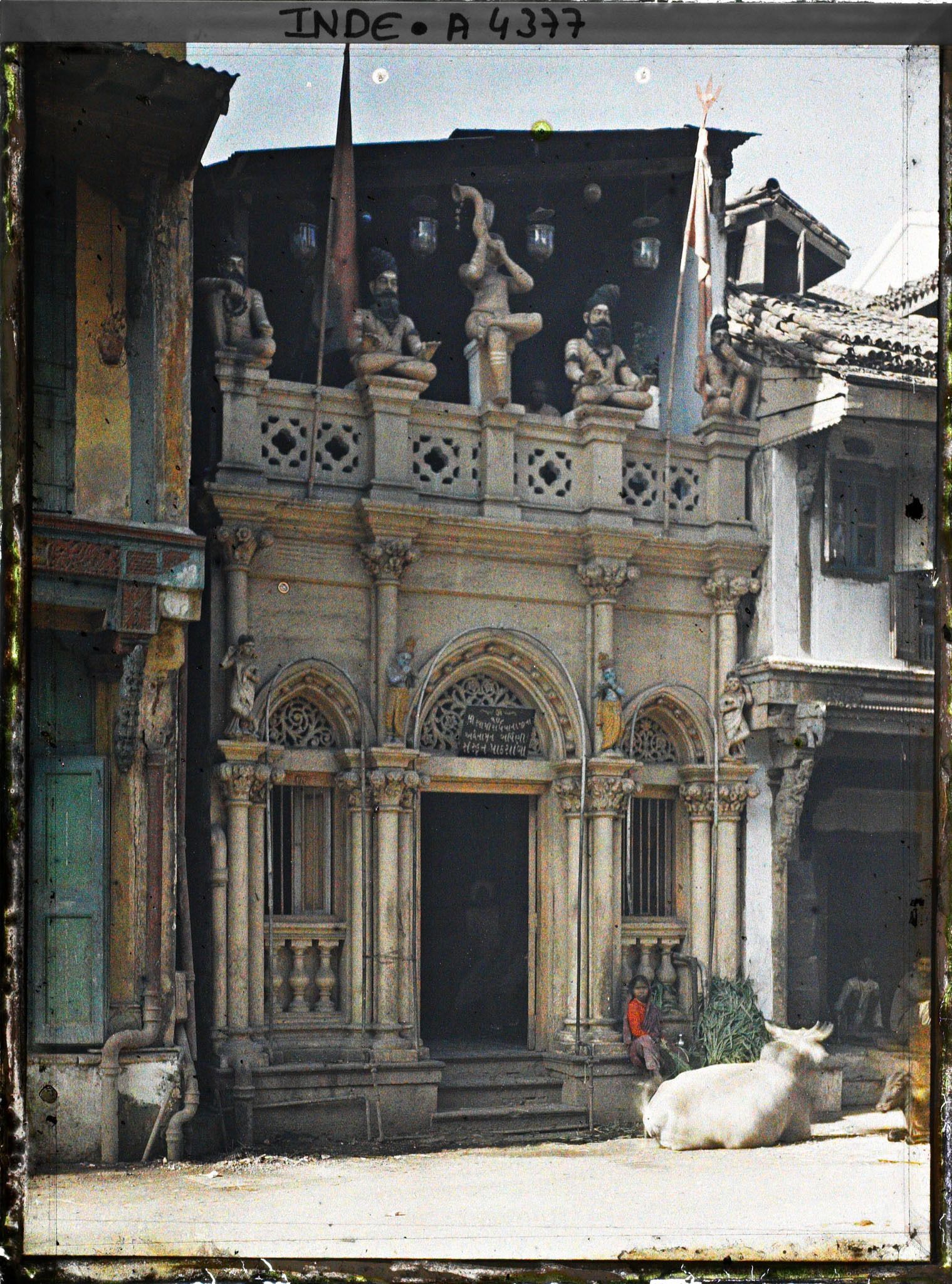 Image représentant Façade d'une école religieuse hindoue et vache sacrée