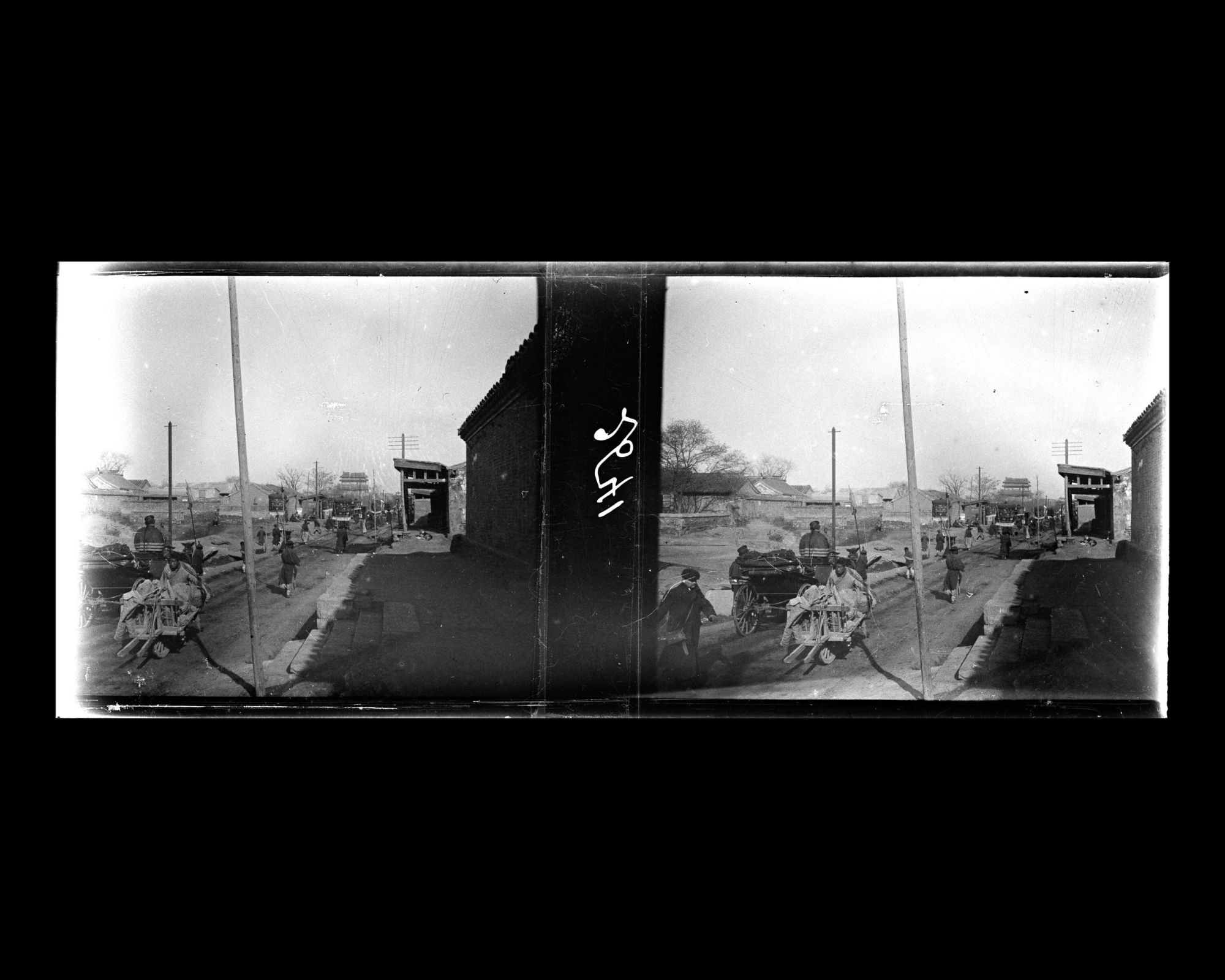 Image représentant Un cortège funéraire de trente-deux porteurs sur Deshengmen dajie ("avenue de la Porte des Vertus Triomphantes") dans la ville tartare ouest