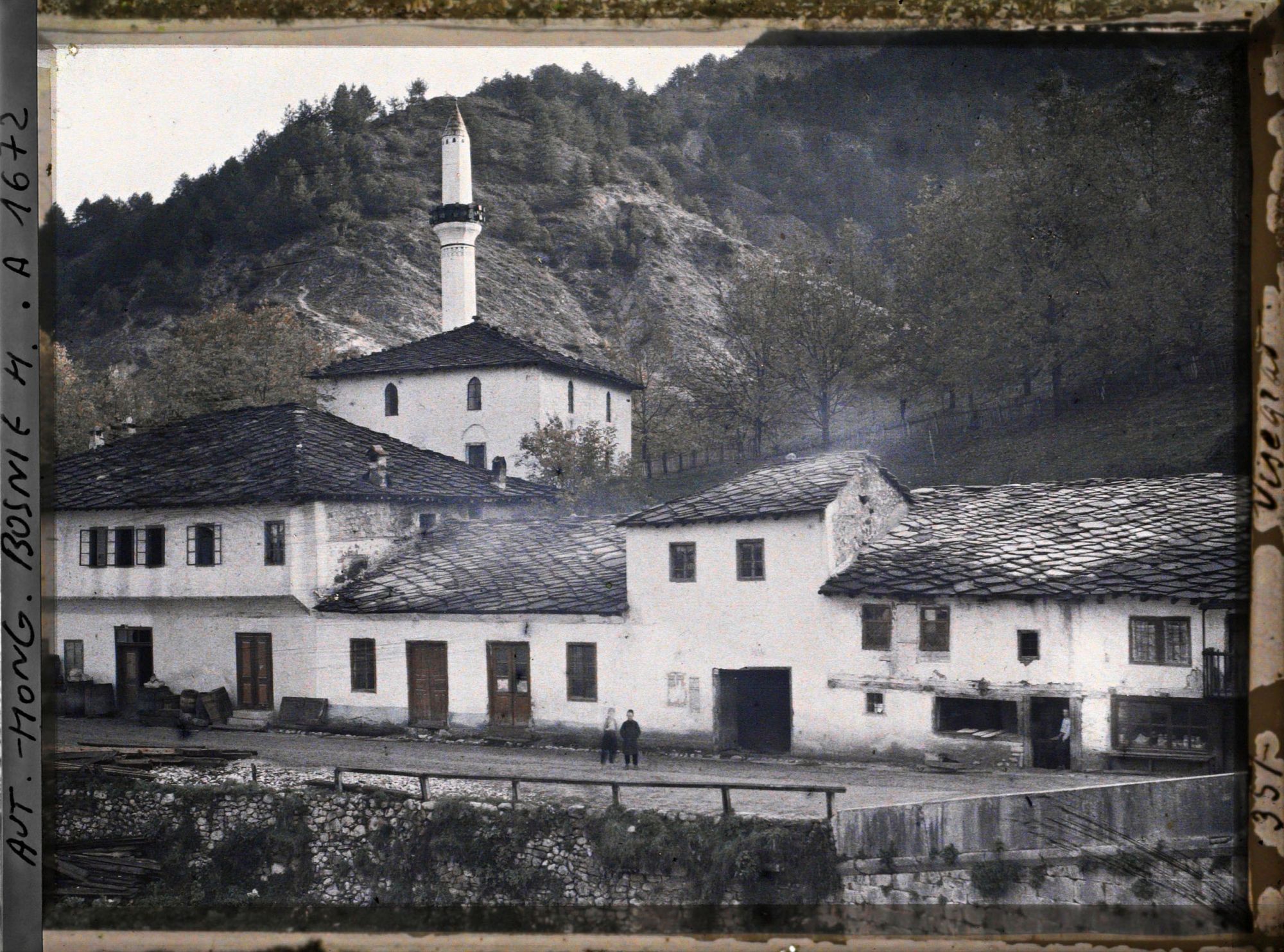 Image représentant Un groupe de toits de pierre, mosquée sur la rive droite