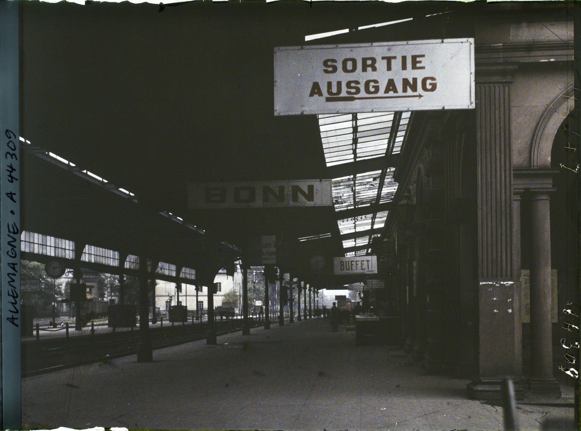 Image représentant Allemagne, Bonn, Intérieur gare-inscriptions Françaises