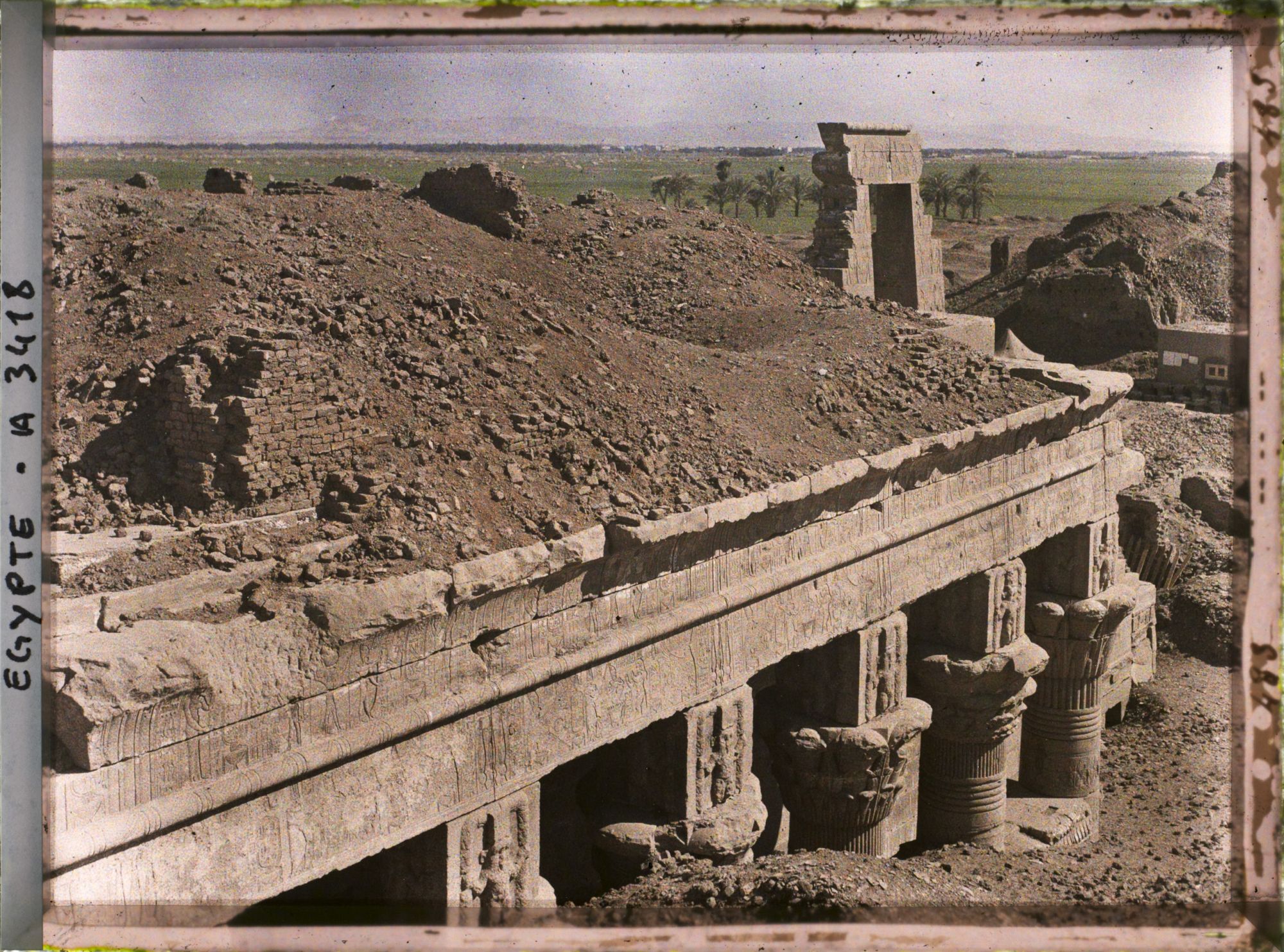 Image représentant null Mammisi romain à droite de l'entrée du temple