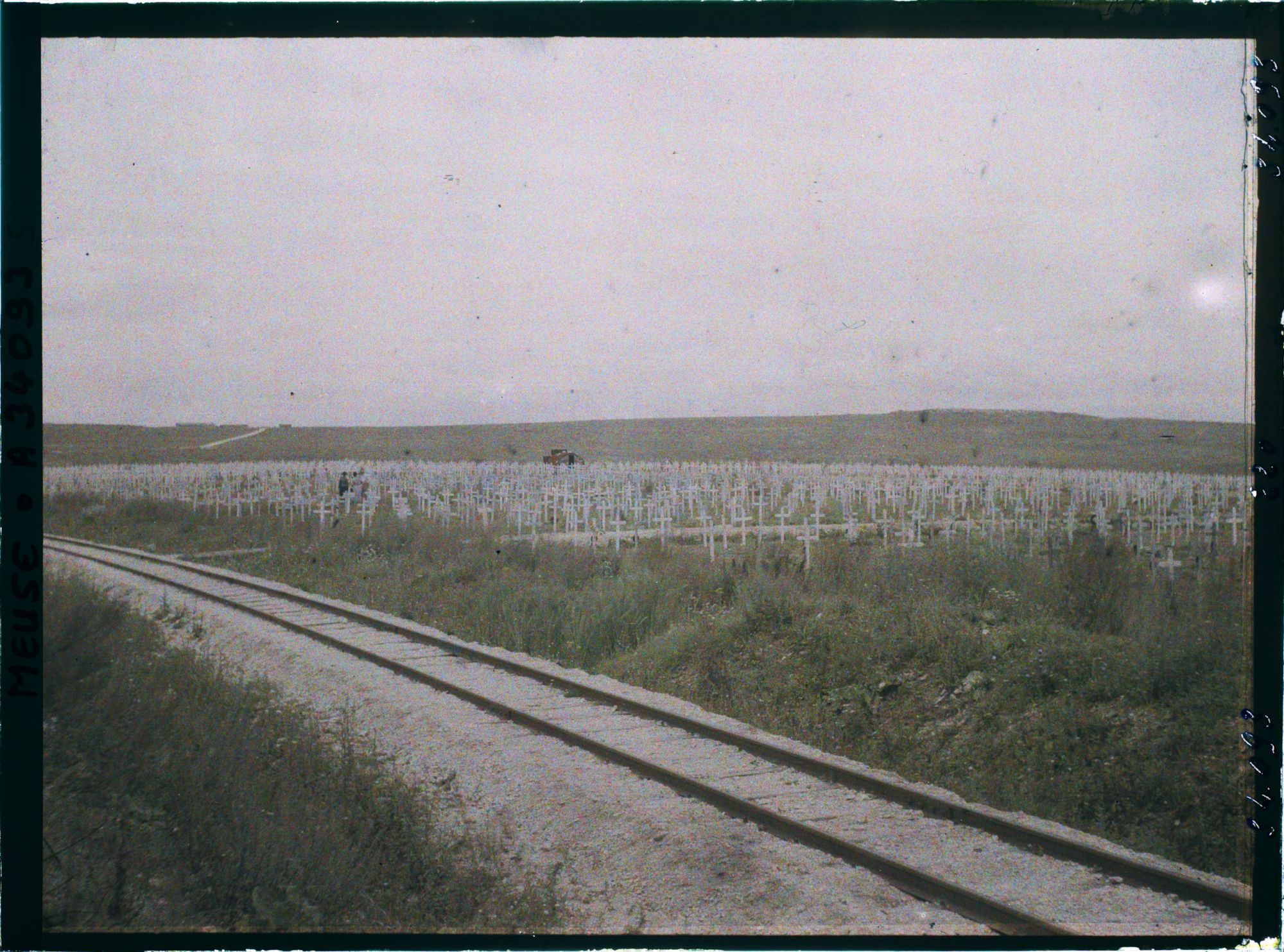Image représentant France, Fleury, Le Cimetière vu d'ensemble, à droite l'ossuaire, à gauche le fort de Douaumont