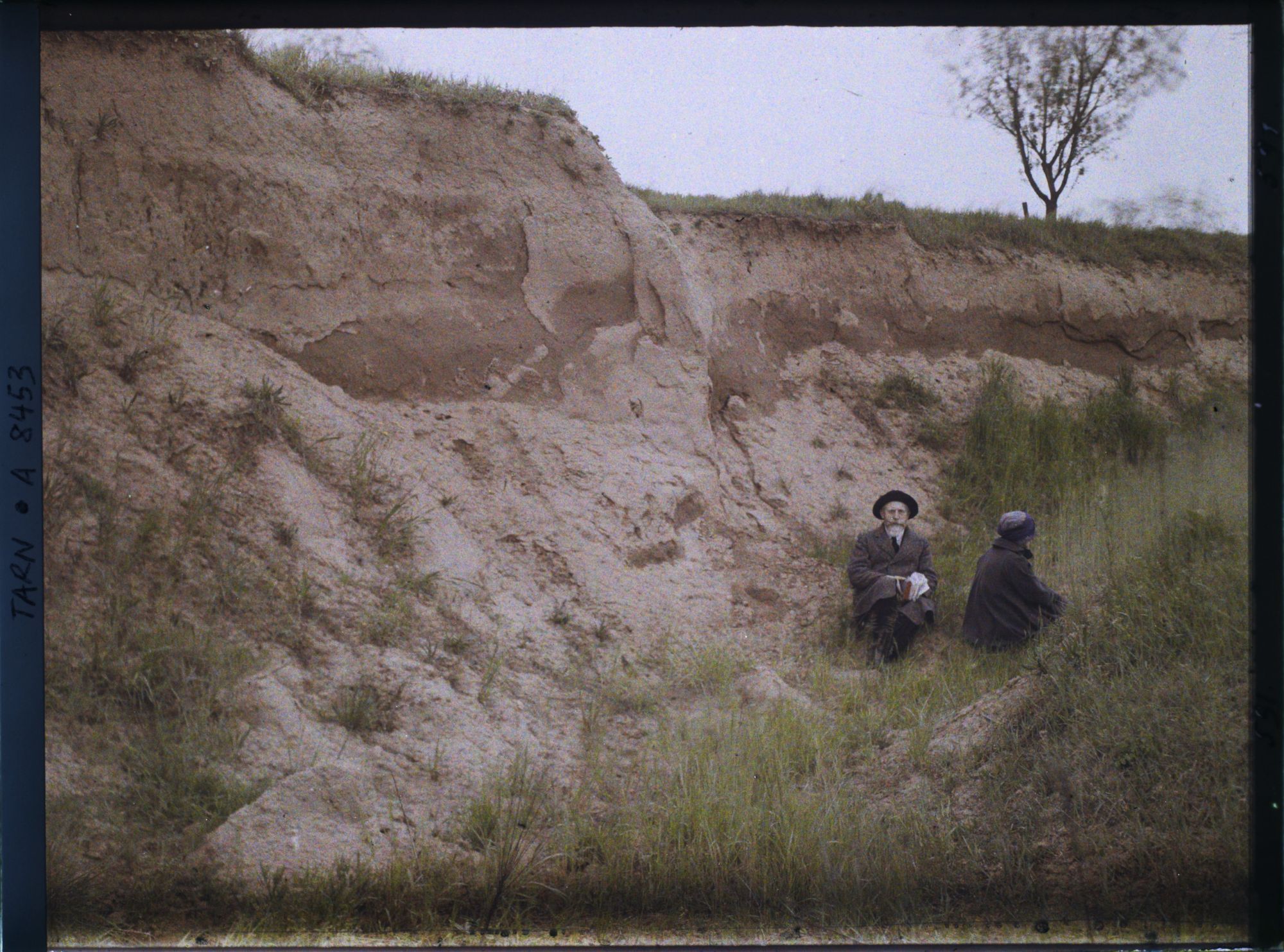 Image représentant Jean Brunhes assis avec un carnet
