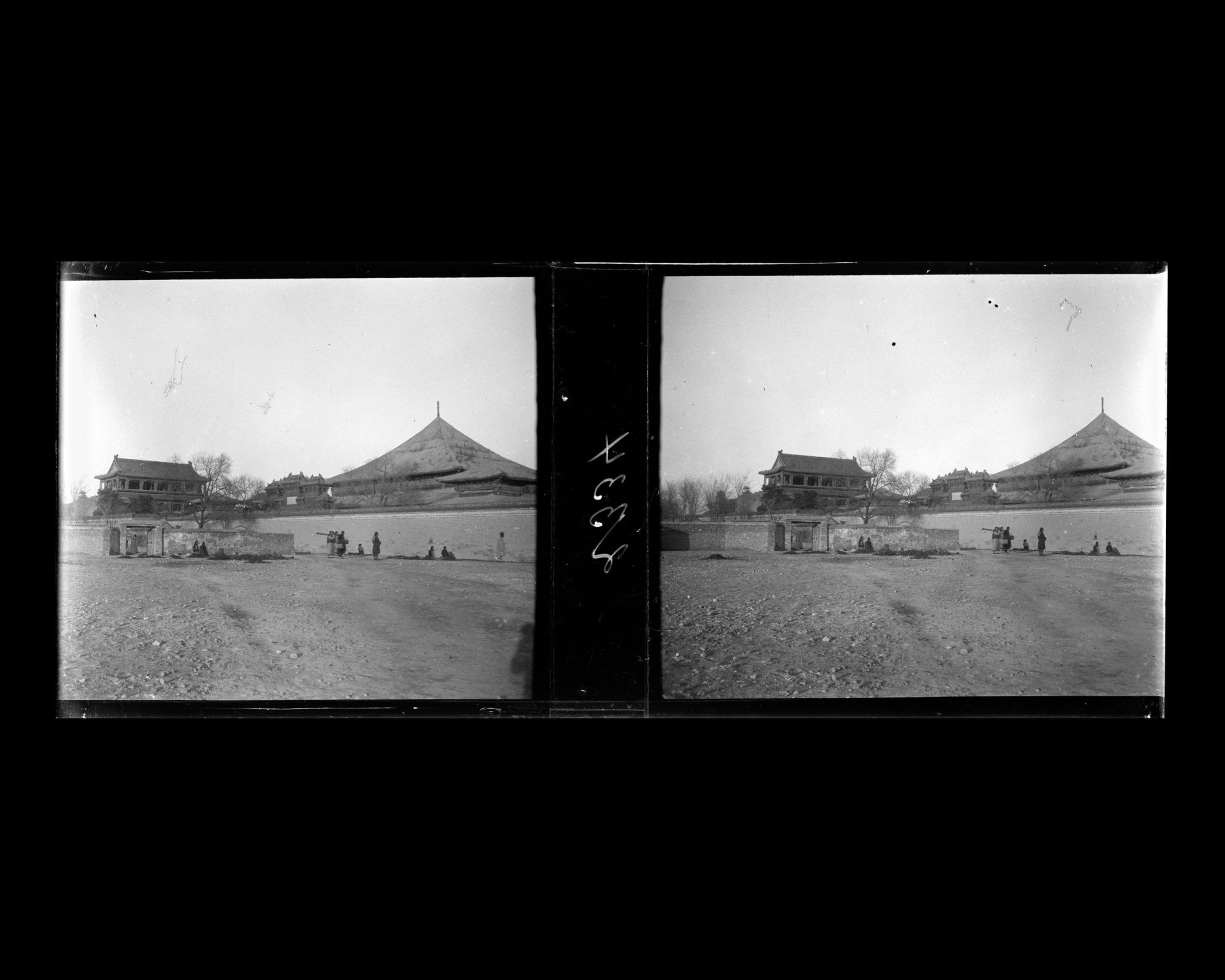 Image représentant L'enceinte d'une cour et le mur d'enceinte du parc impérial à l'ouest de Beihai ("lac du Nord")